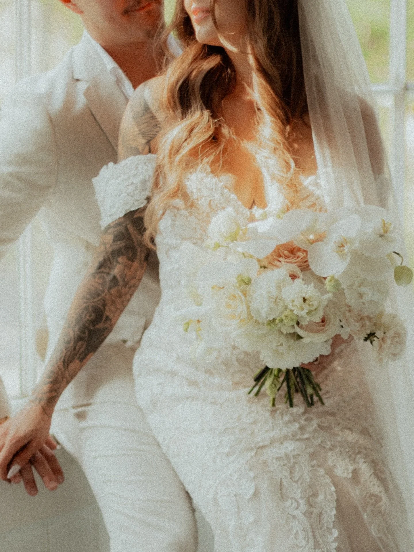 Soft light, warm hearts, endless love✨🤍

#h&auml;&auml;kuvaaja #weddingphotographer #elopmentphotographer #europe #costadel #italy