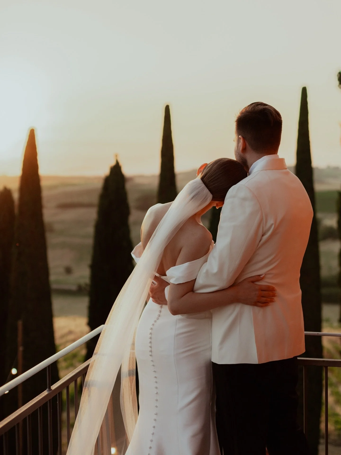 Golden hour magic in Tuscany✨💛

#weddingphotographer #photographer #weddingphotos