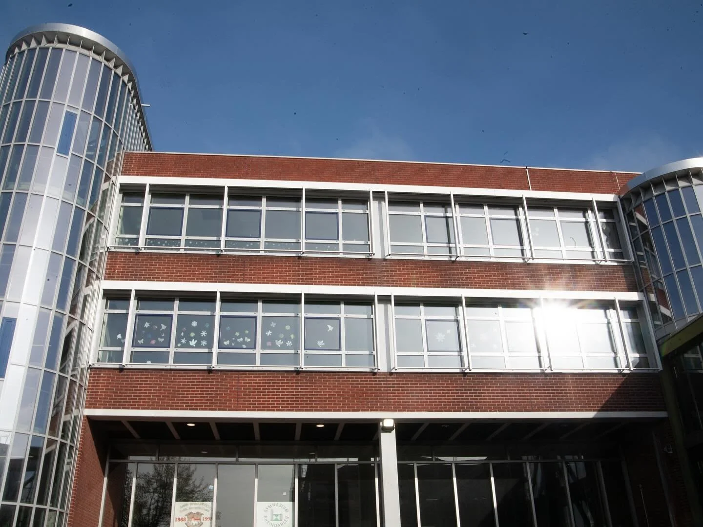 Brandschutz- und Schadstoffsanierung des Schulzentrum Rheindahlen, M&ouml;nchengladbach

Foto _ Fassade Schulhof und Sporthalle (Sanierung im Schulbau) 

#sanierung #sanierungsarbeiten #schulbau #schule #brandschutz #fassade #sporthalle #schulzentrum