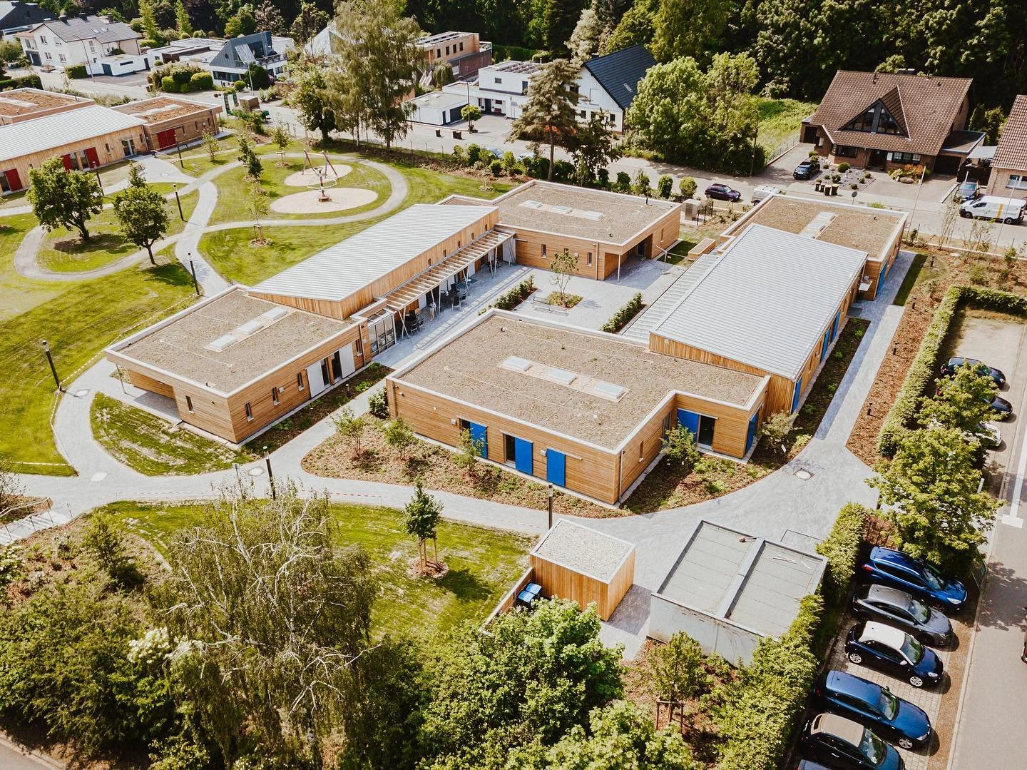 Im n&auml;chsten Jahr wird dieses Dach schon gr&uuml;n sein. Gr&uuml;nd&auml;cher haben eine gro&szlig;e positive Auswirkung zur Biodiversit&auml;t, besonders im urbanen Bereich.

#greenarchitecture #greenbuilding