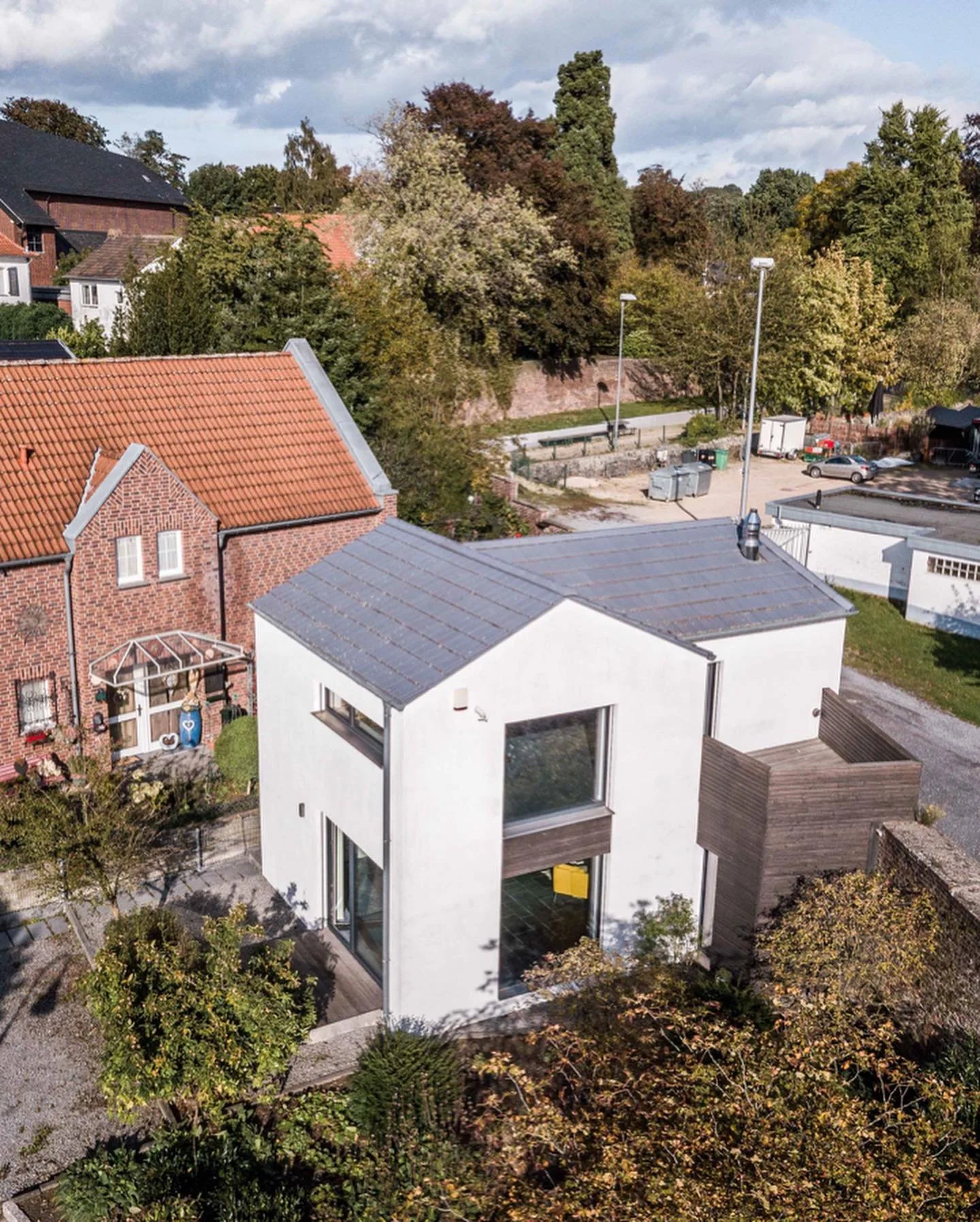 "Die Architektur ist die &ouml;ffentlichste aller K&uuml;nste, denn man kann sich ihr nicht entziehen"
- Richard von Weizs&auml;cker -
⠀
Haus Am Buir
⠀
#architektur #architektura #architecture #architekturfotografie #architecturephotography