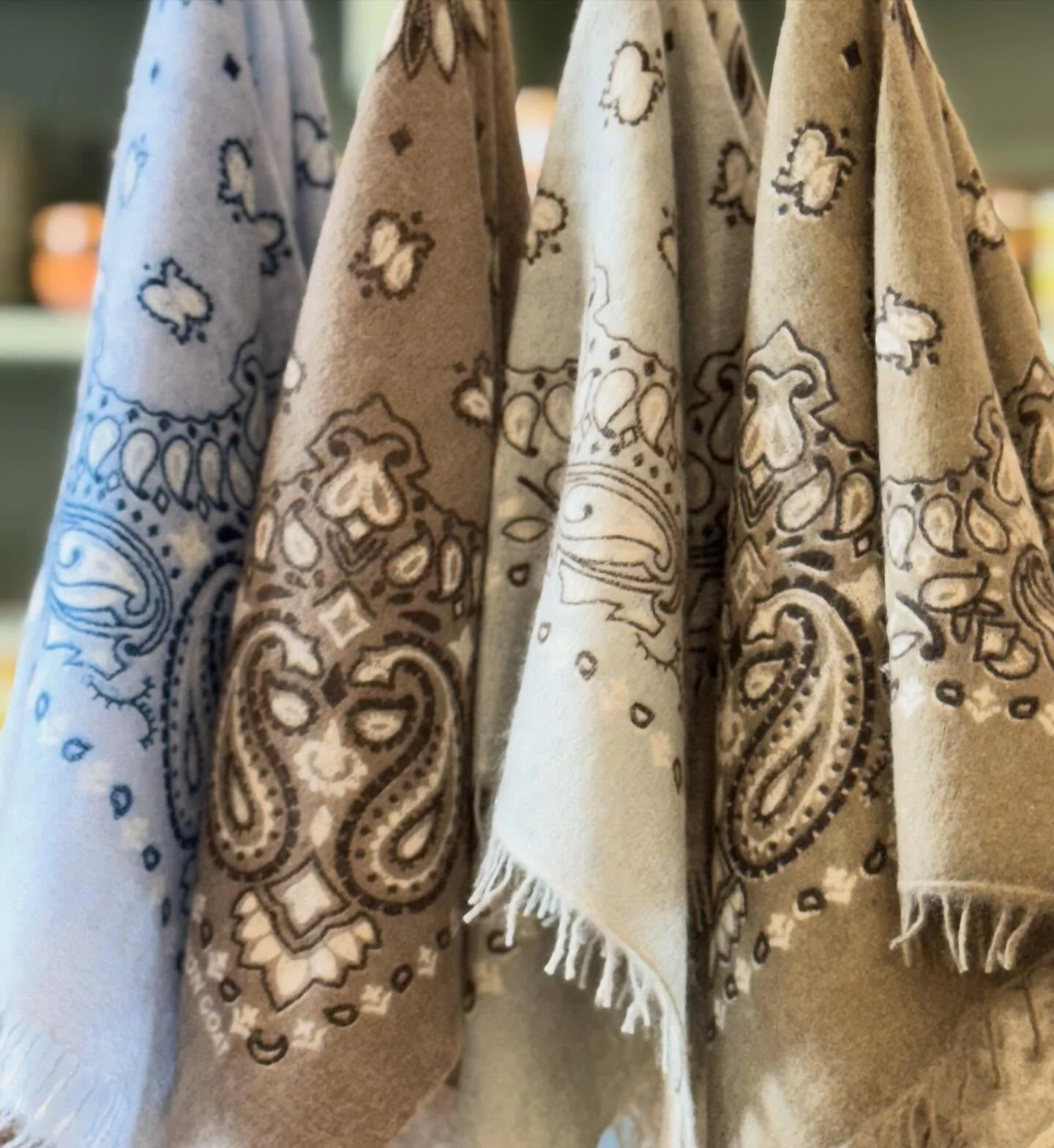 Wundersch&ouml;ne Bandanas mit Paisleymuster 🩵

#cashmere #bandana #paisley #supersoft #conceptstores