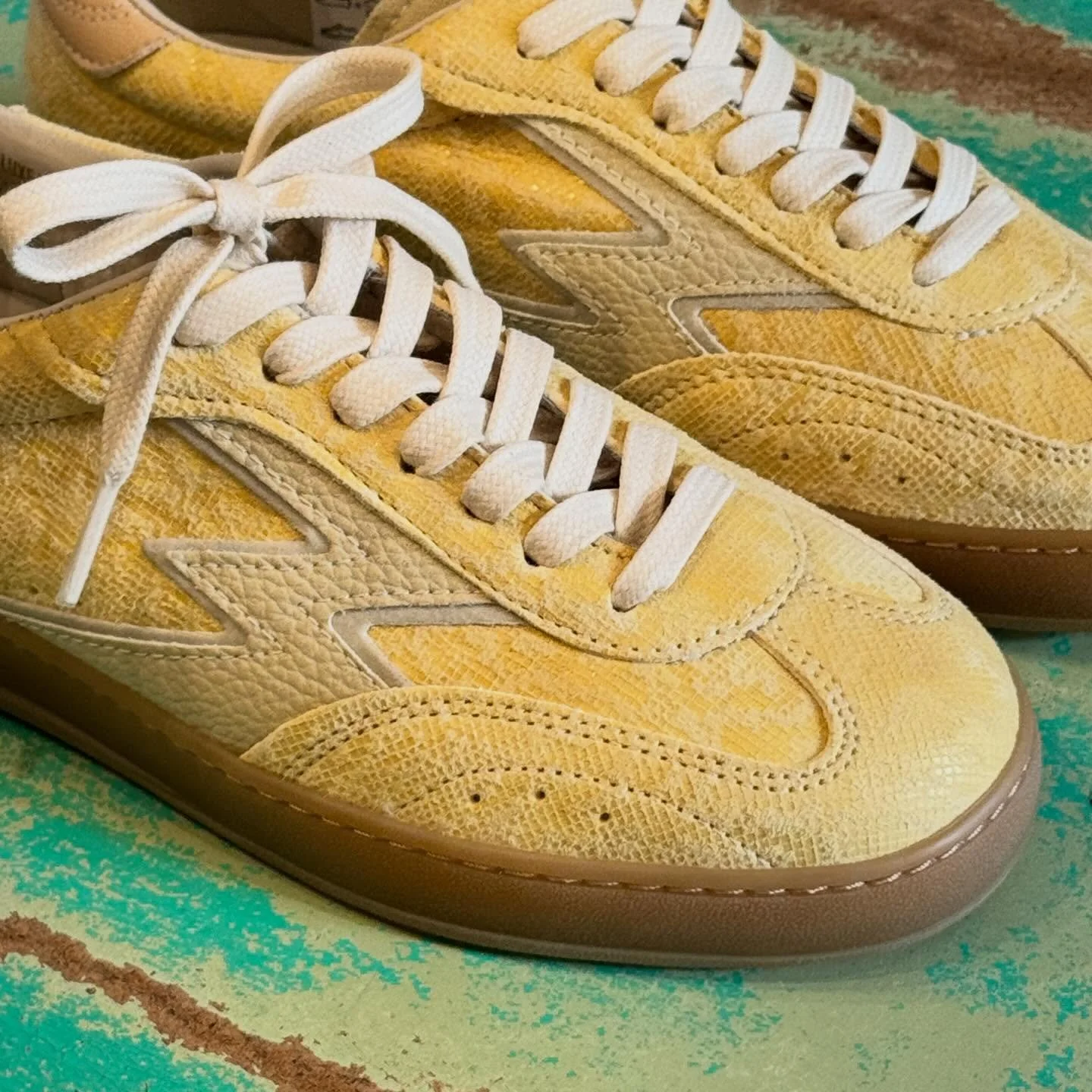 Ein Traum in Butter Yellow 💛💛💛

#trendfarbe #sneaker #yellow #summer