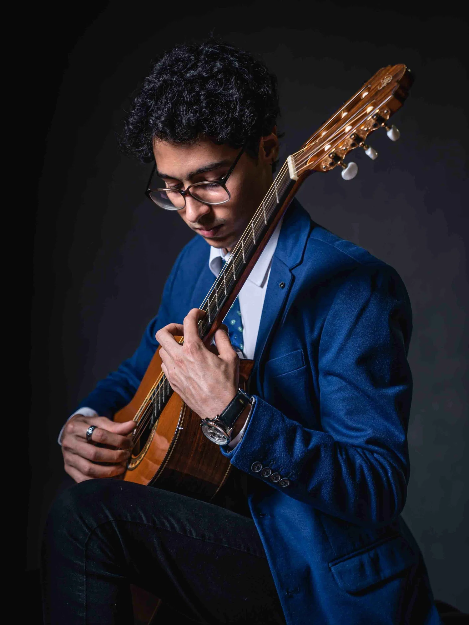 A guitarist photographed by Pars Studio