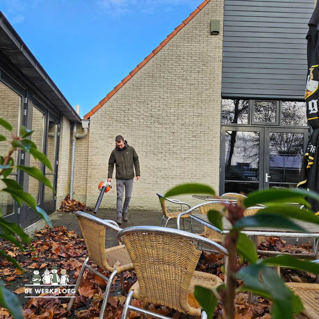 Terras schoonblazen met bladblazer - De Werkploeg Altena.png