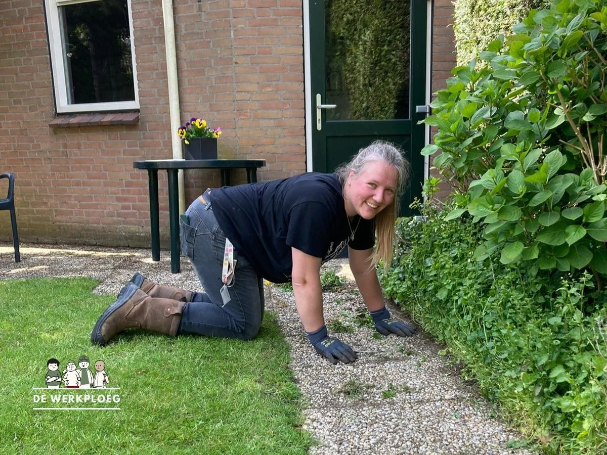 Rianne onkruid wieden - De Werkploeg Altena.jpg