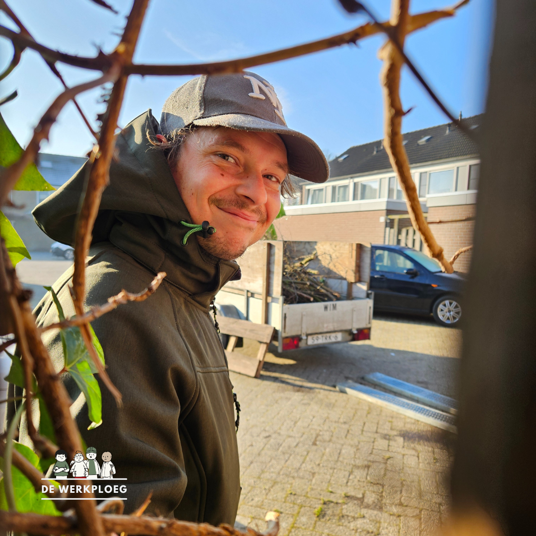 Lachende medewerker bij tuinwerk - De Werkploeg Altena.png