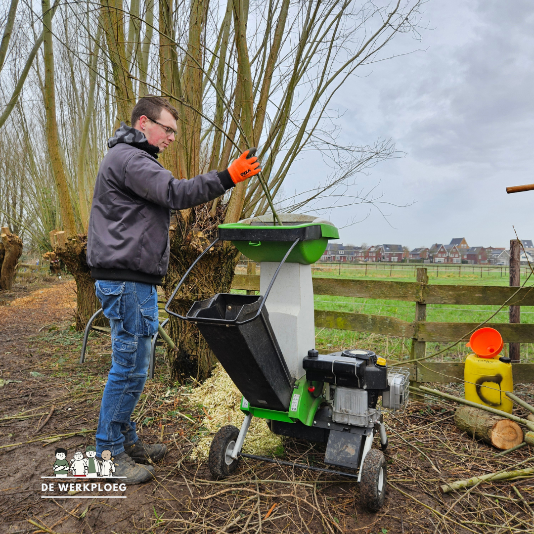 Takken versnipperen met houtversnipperaar - De Werkploeg Altena.png