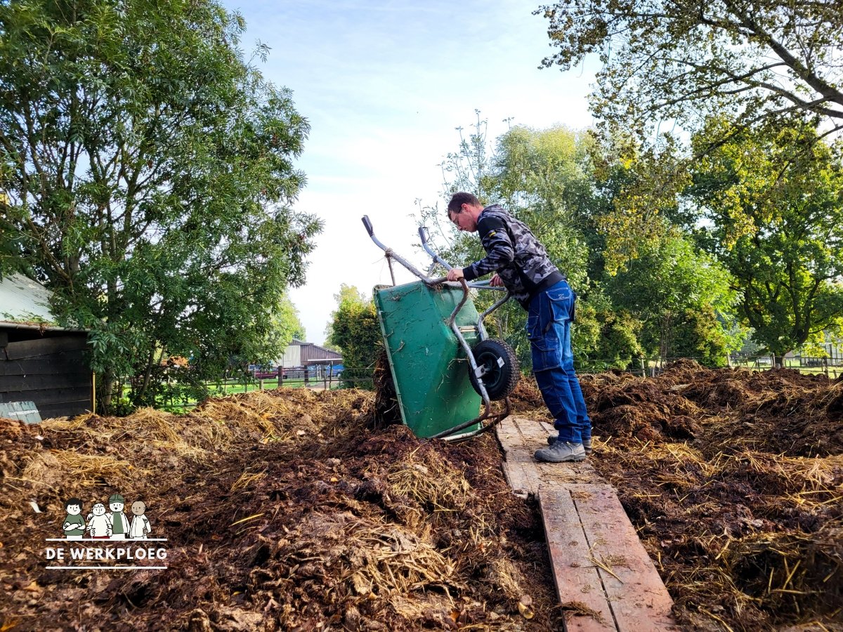 Stal uitmesten bij manege - De Werkploeg Altena.jpg