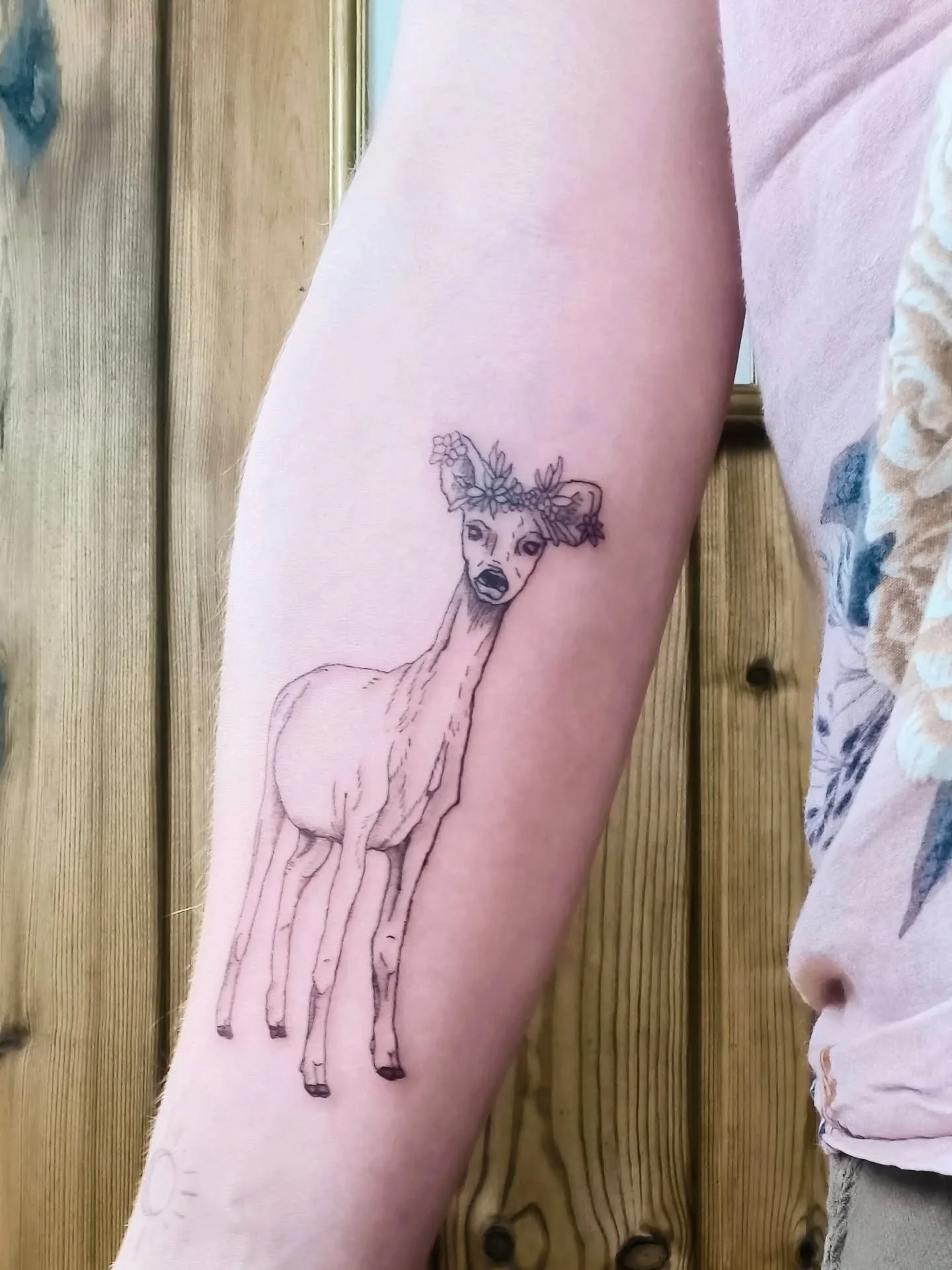 She's the queen of the forest ❤️
*
*
*
#deertattoo #herttattoo #bichetattoo #natuurtattoo #womantattoo #vrouwentattoo #voorarmtattoo #armtattoo #finelinetattoo #brastattoo #tattoobrussel #tattoobruxelles #tattoobrussels #tattooli&egrave;ge #tattoohan