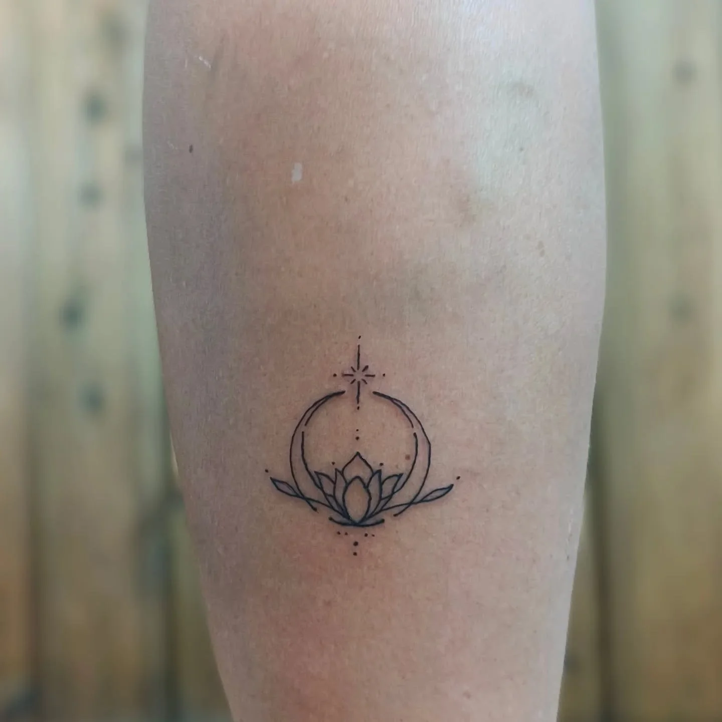 Cute little lotus that peeks out just over het shoe. 🪷 To make every step she takes even more fierce 🔥
*
*
*
#lotustattoo #legtattoo #beentattoo #jambetattoo #mollettattoo #tattoobelgique #tattoobelgi&euml; #tattoobelgium #tattooli&egrave;ge #tatto