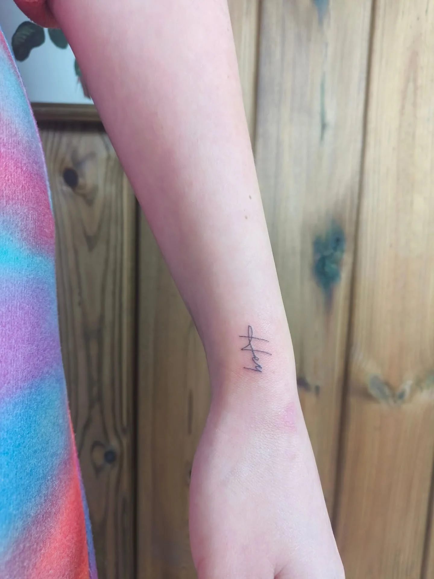 Every story starts with a small act of bravery, like saying 'hello'.
*
*
*
#minimaltattoo #texttattoo #handwritingtattoo #armtattoo #wristtattoo #polsttattoo #tattoobelgi&euml; #tattoobelgique #tattooli&egrave;ge #tattoobruxelles #tattoobrussel #tatt