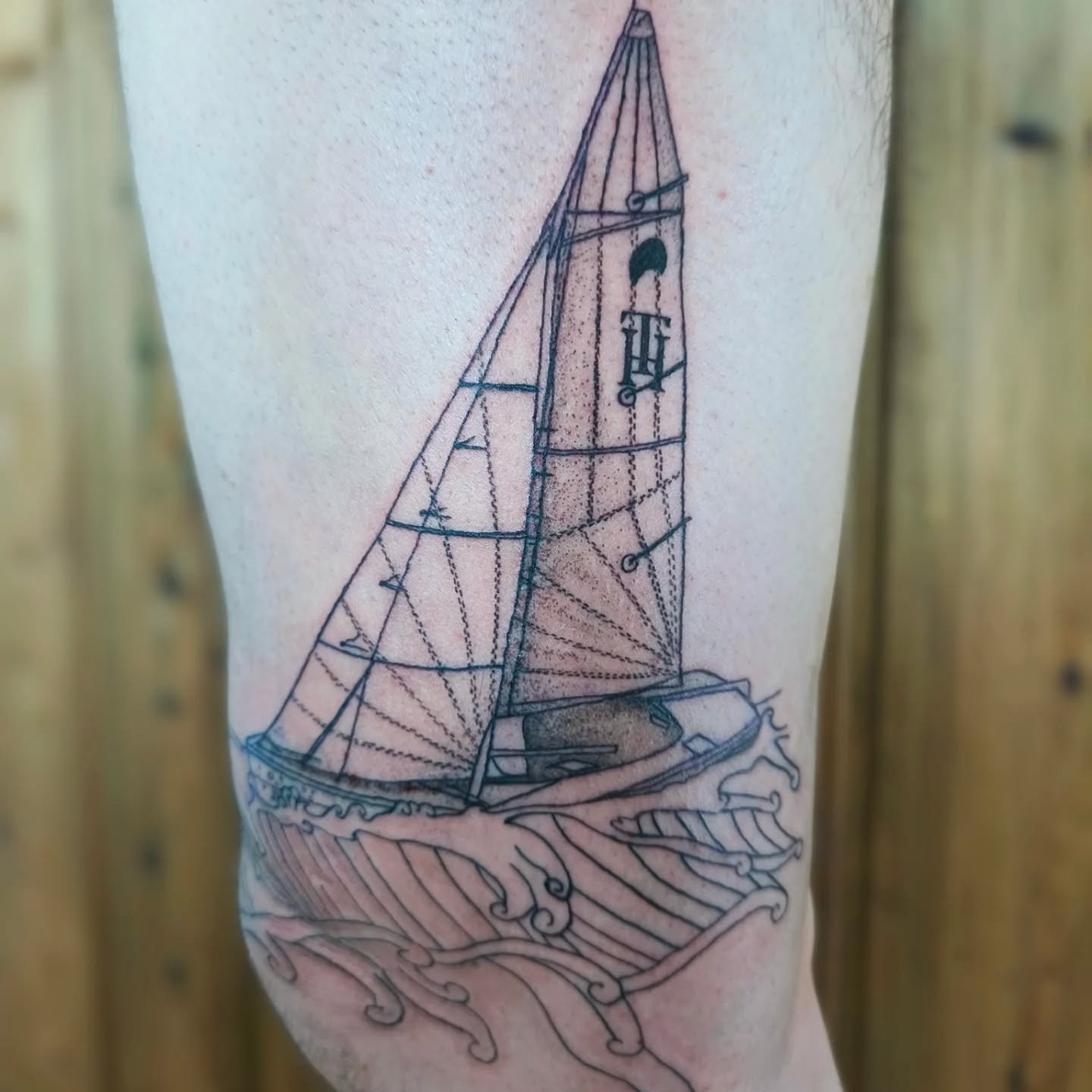 Sail away on the wild wild sea🌊. Unfinished, some shading left to do. 
*
*
*
#oceantattoo #boottattoo #boattattoo #legtattoo #beentattoo #jambetattoo #finelinetattoo #fineline #tattoobelgi&euml; #tattoobelgique #tattooleuven #tattoosinttruiden #tatt