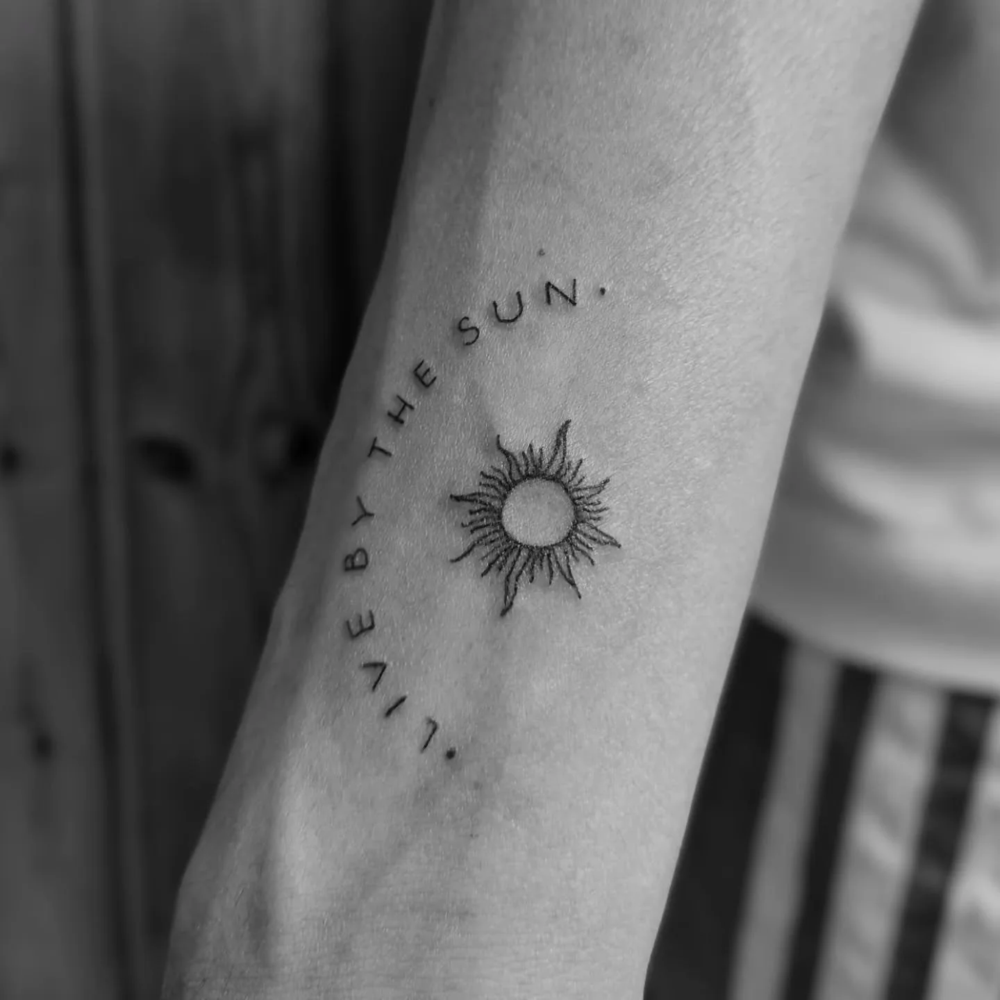 Live by the sun ☀️ Love by the moon 🌕 a fineline tattoo to remind you of what's important.
*
*
*
#finelinetattoobelgique #finelinewristtattoo #tattooli&egrave;ge #tattoobruxelles #tattoolanden