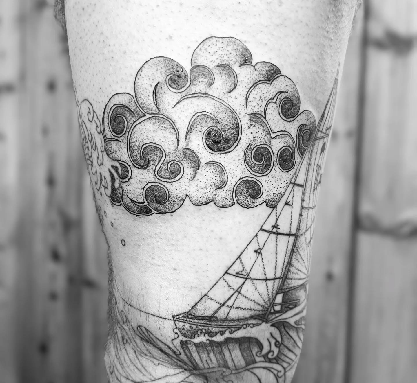 Japanese clouds ☁️
*
*
*
#tattoobruxelles #tattooli&egrave;ge #finelinetattoo #finelinecloud #finelinejapanesetattoo