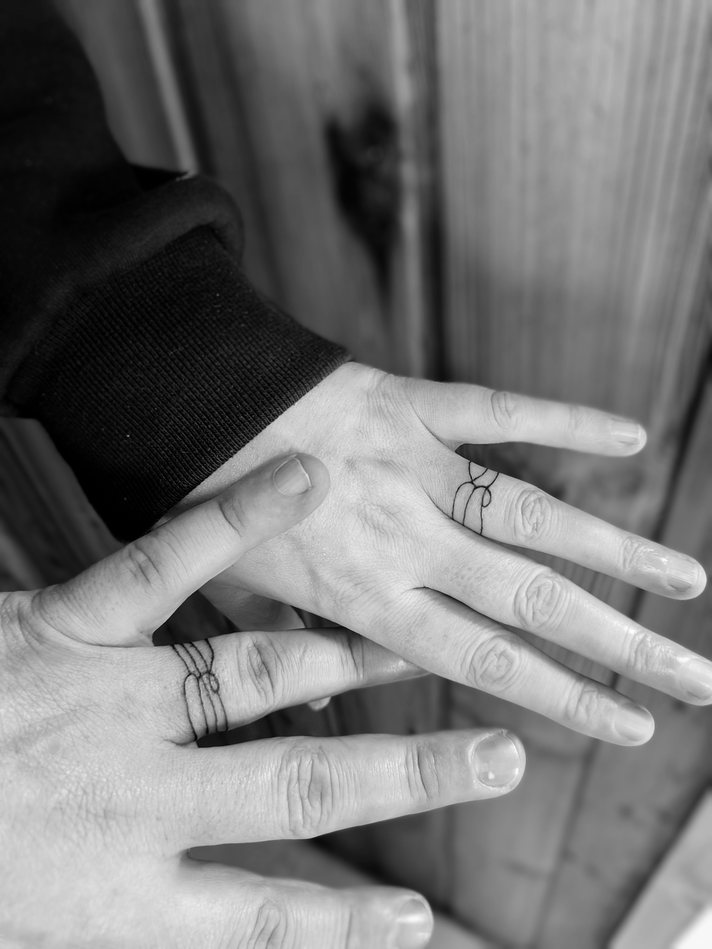 Trouwringen tattoo fineline