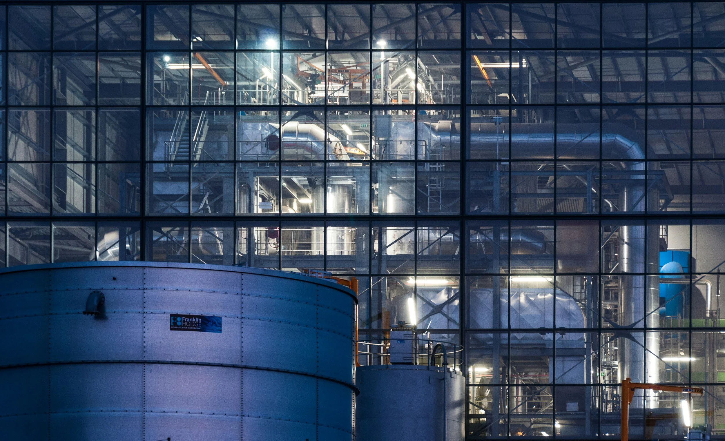 VIRIDYN: Invisible Protection for Polycarbonates against Industrial Solvents
