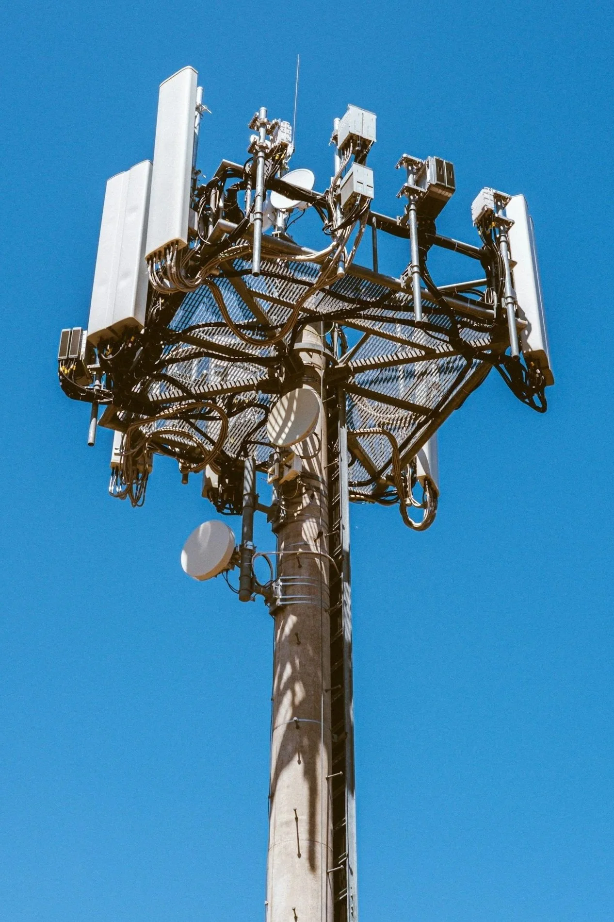 VIRIDYN SH-1 is a one-part superhydrophobic, RF-transparent coating that protects microwave antennas, satellite dishes, radomes, antenna arrays, flat panel antennas, mid-path passive reflectors and repeaters.