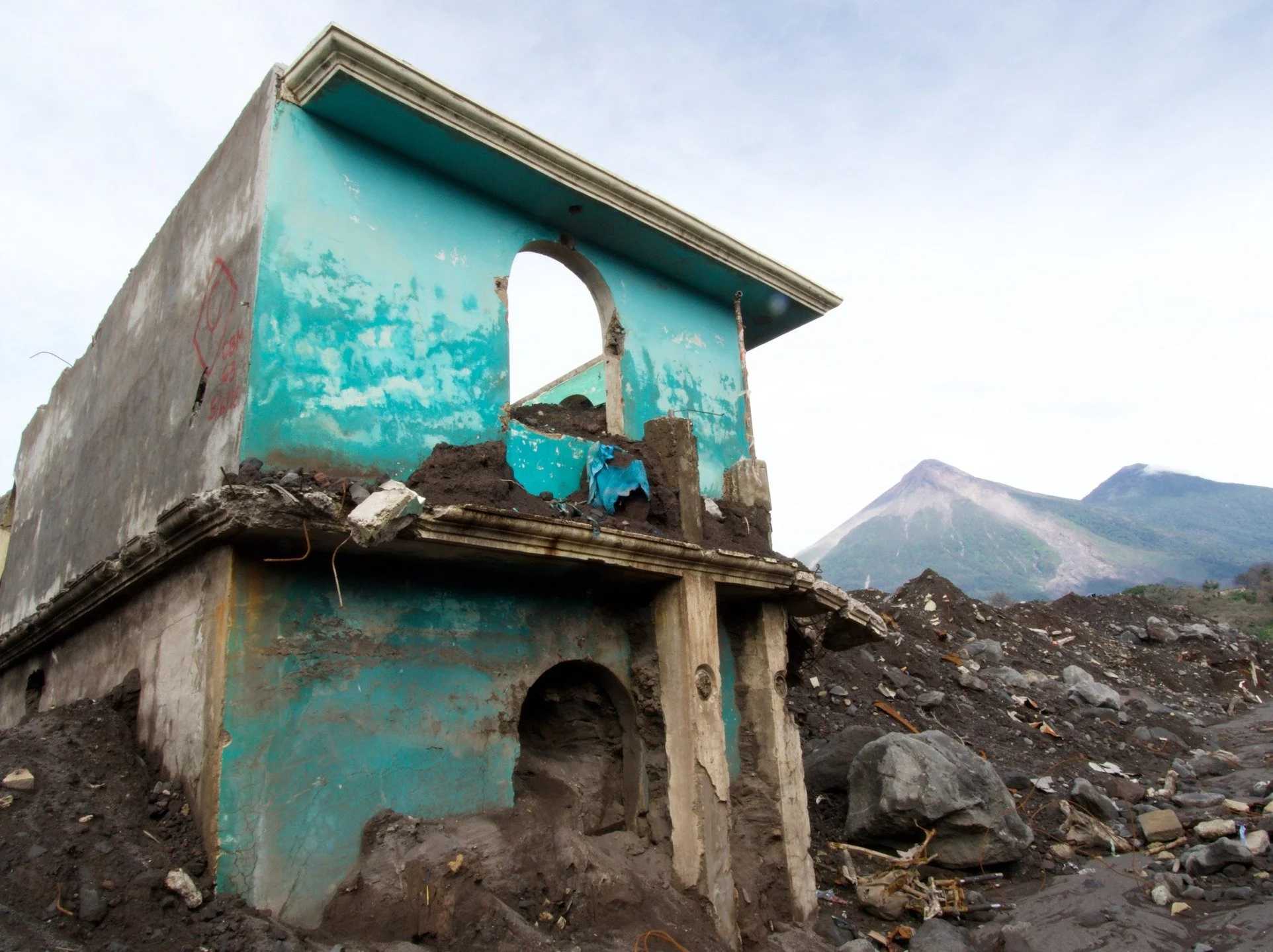 En Alotenango, el volc&aacute;n todav&iacute;a marcaba la vida del lugar. Hab&iacute;a silencio, pero no resignaci&oacute;n. En las grietas de la tierra, entre la ceniza y las flores, la gente encend&iacute;a velas, como si la luz pudiera reconstruir