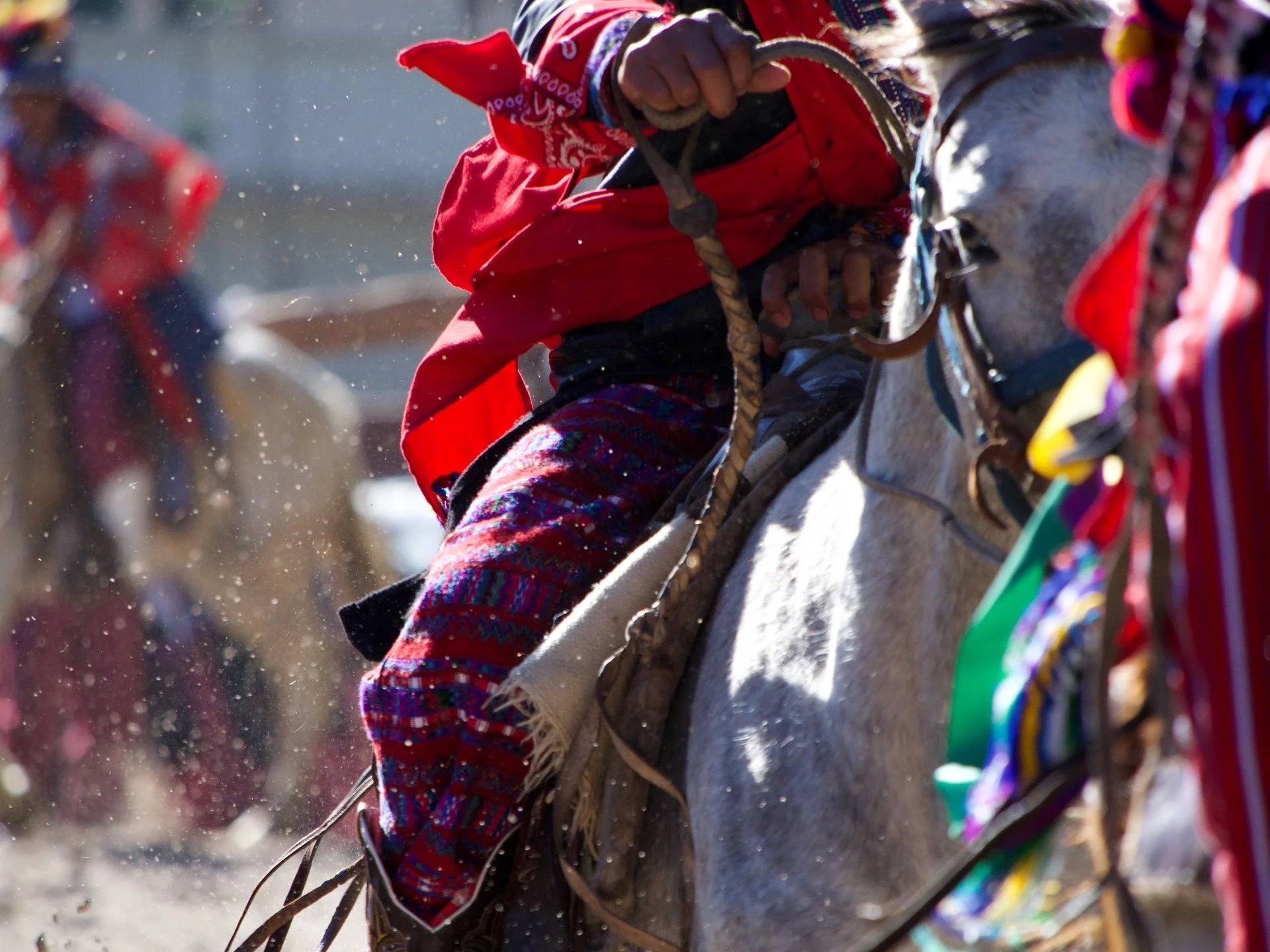 En Guatemala, la muerte no se esconde; se visita, se conversa, se adorna. En Todos Santos Cuchumat&aacute;n, la celebraci&oacute;n alcanzaba su punto m&aacute;s intenso. Desde temprano, los hombres vestidos con trajes rojos y rayas blancas cabalgaban