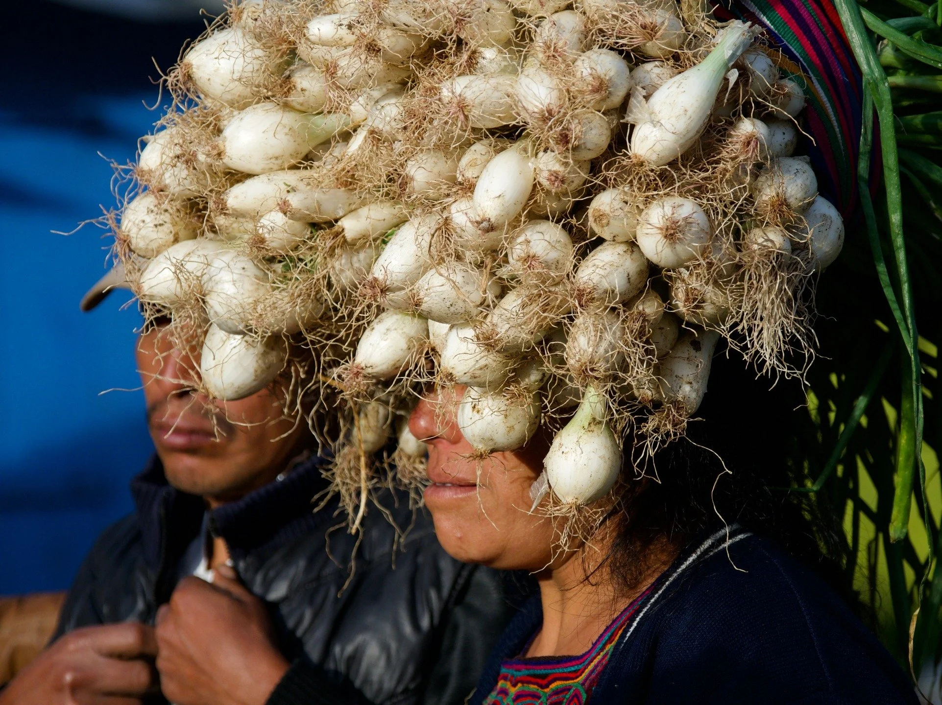Los cementerios de la regi&oacute;n se llenaban de familias. Mujeres y ni&ntilde;os llegaban con canastas de flores, comida y aguardiente. Se limpiaban las tumbas, se encend&iacute;an velas, se compart&iacute;an platos, risas y silencios. En Zunil y 