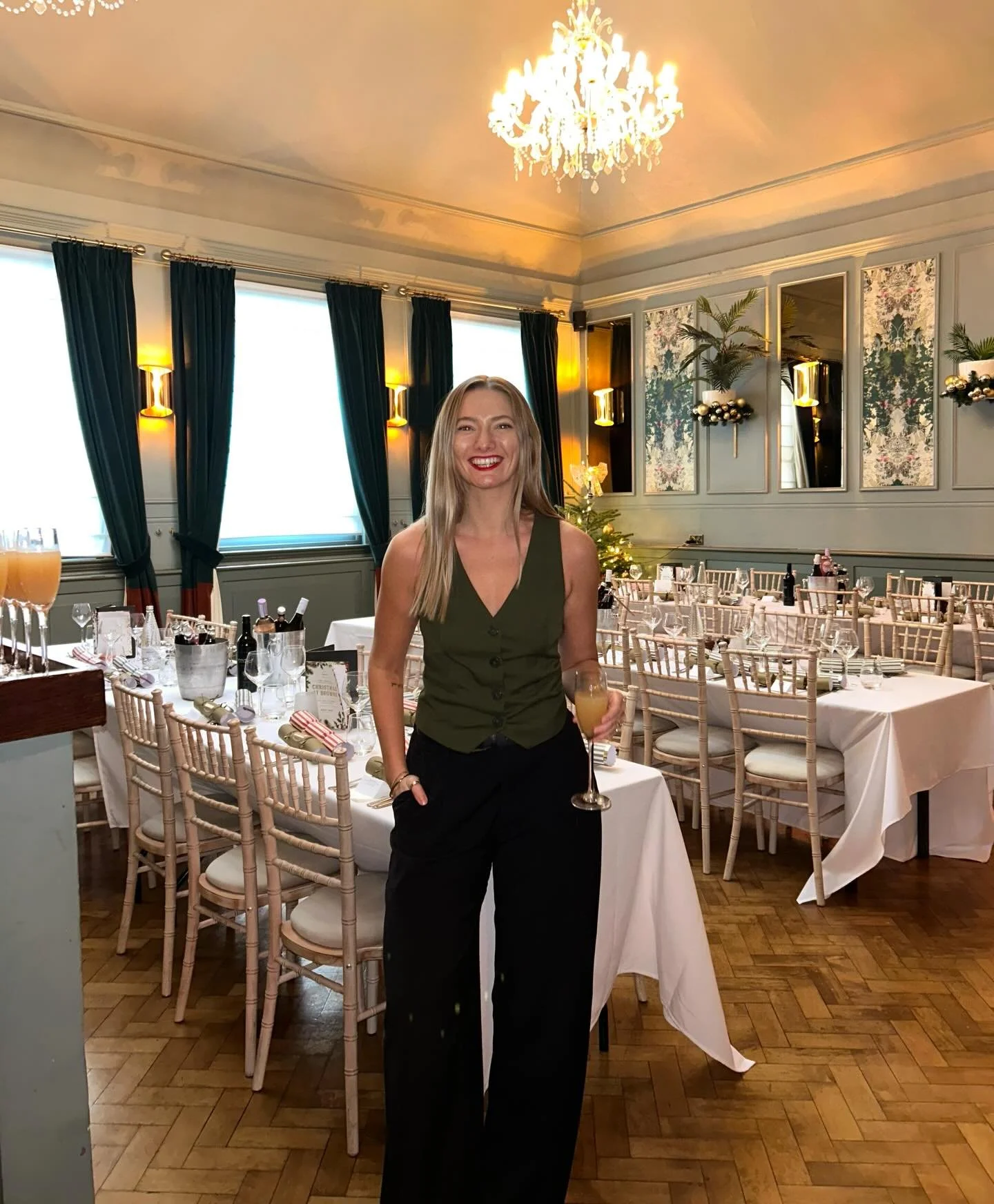 Just hosted a Christmas dinner for clients &amp; students and it was a JOY.

Since deciding to stop my big small Bizmas parties I wasn&rsquo;t planning to host anything festive&hellip; 

Until I realised why I started them in the first place > giv