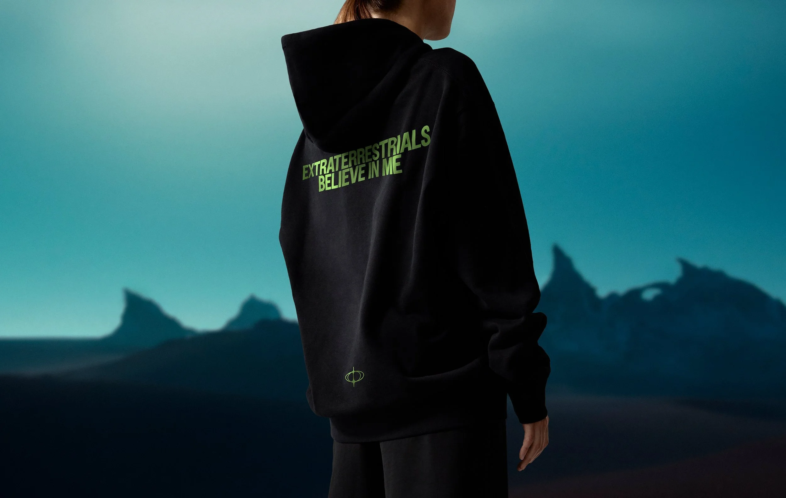 Modelo con una sudadera con capucha