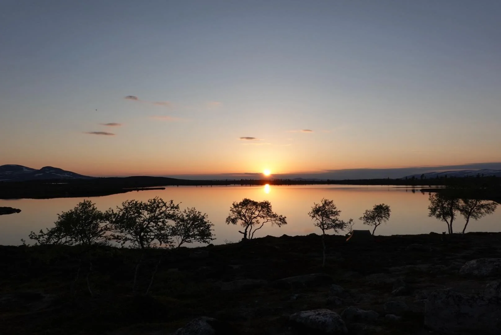 Ser du hvor dette er?☀️Det er langt fra syden, men solnedgangene er like fine om ikke finere! Fisken vaker og myggen biter der snart 🤩. Og du m&aring; g&aring; en omvei rundt i hensyn til det rike dyre og fuglelivet!

God tur!

#engerdalfjellstyre #