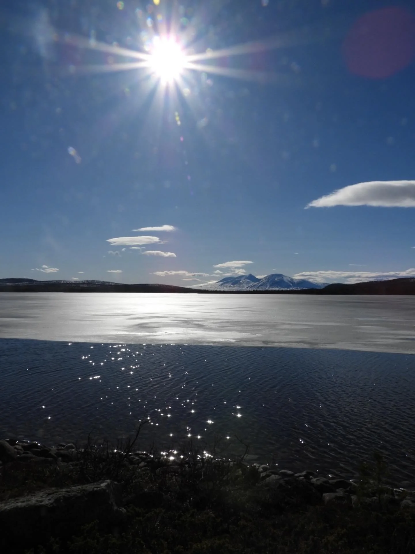 N&aring; er det v&aring;r og varmere i v&aelig;ret og sn&oslash;en forsvinner mer og mer. Isen har g&aring;tt opp p&aring; Femunden og flere av vannene i lavere str&oslash;k. Vi f&aring;r noen henvendelser om isforholdene og det er fortsatt mulighete