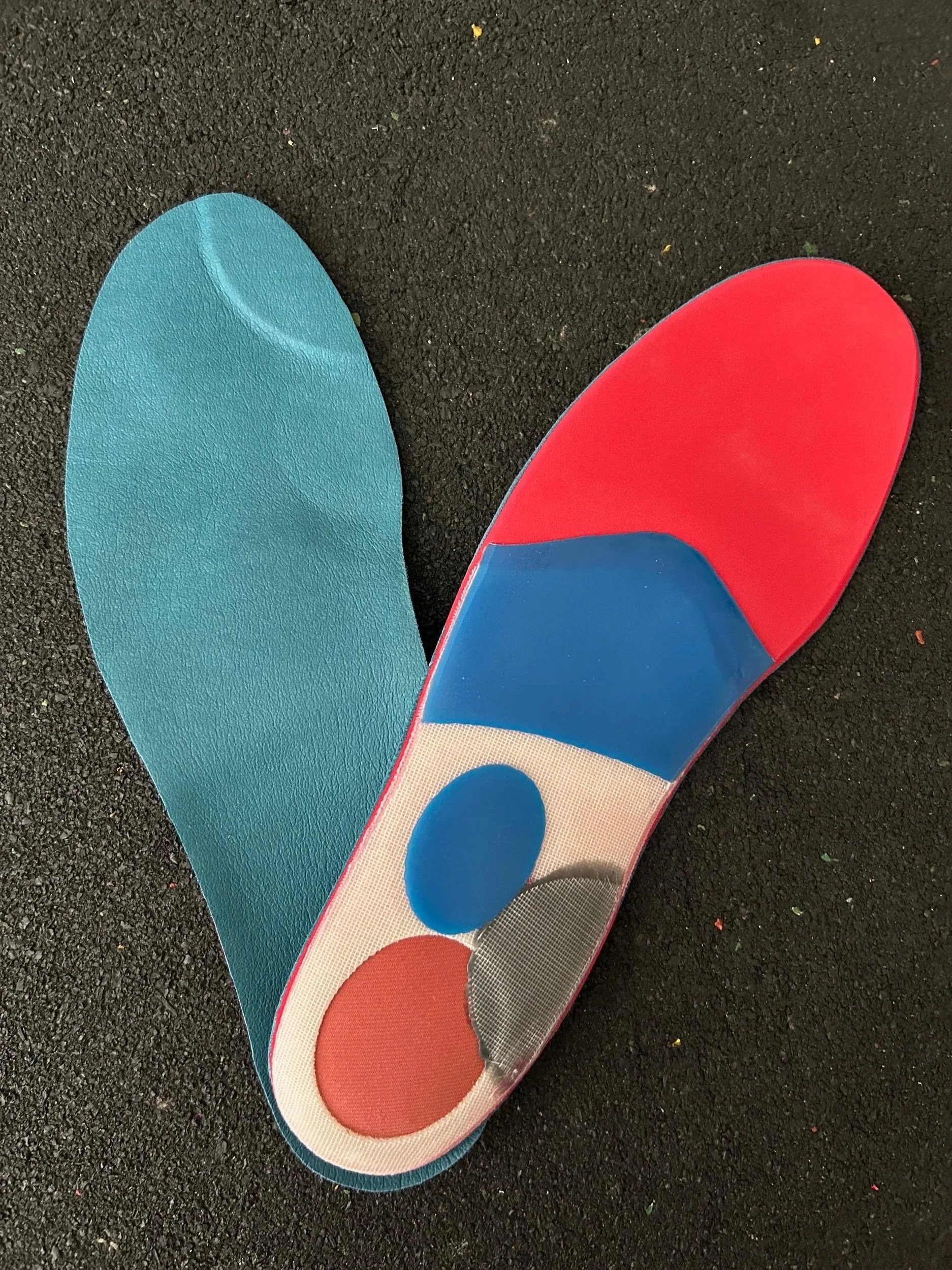 Paire de semelles sur mesure avec stimulations plantaires personnalisées.