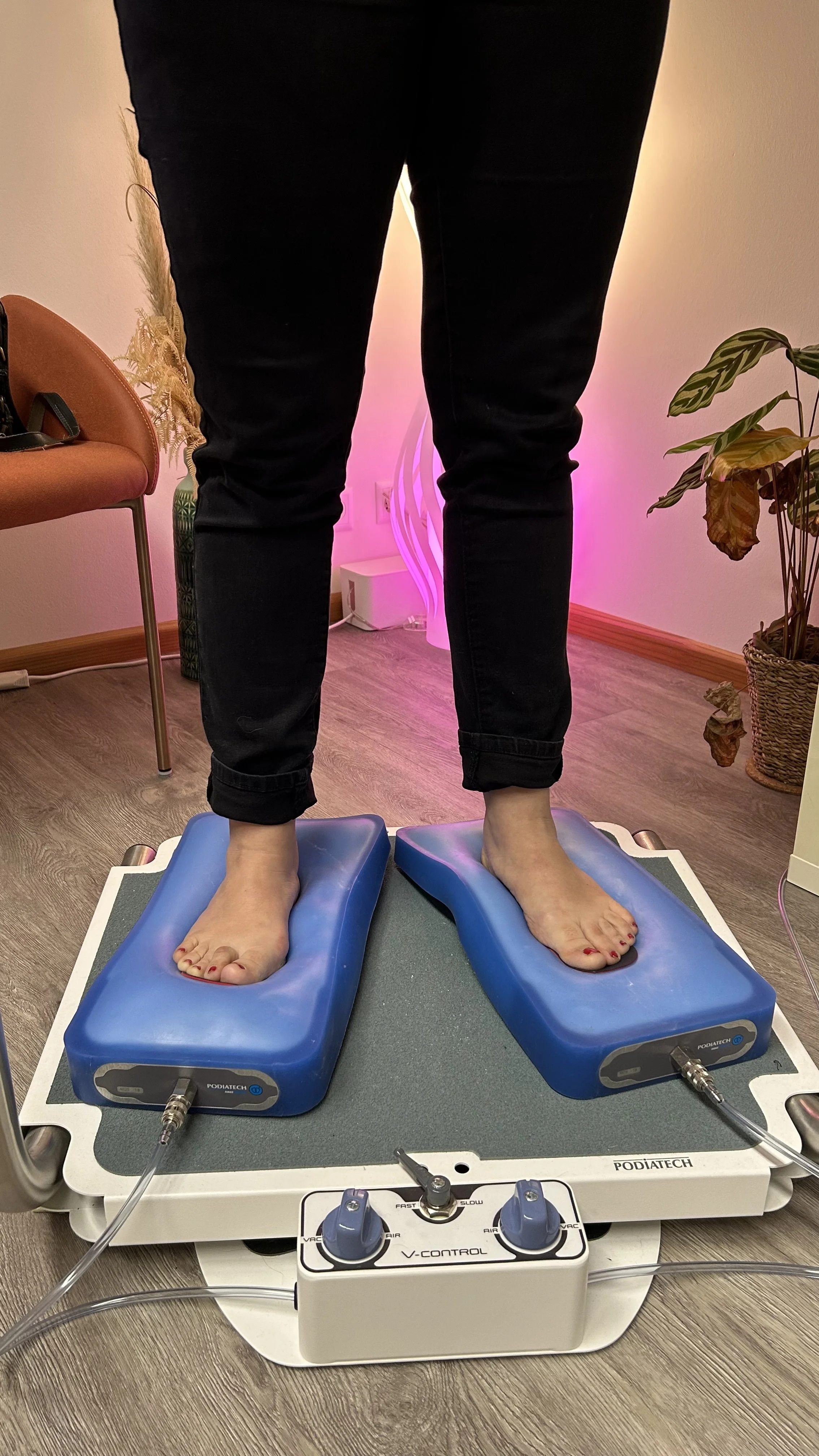 Moulage de semelles orthopédiques directement sous les pieds d'une patiente dans les coussins à empreintes sous vide.