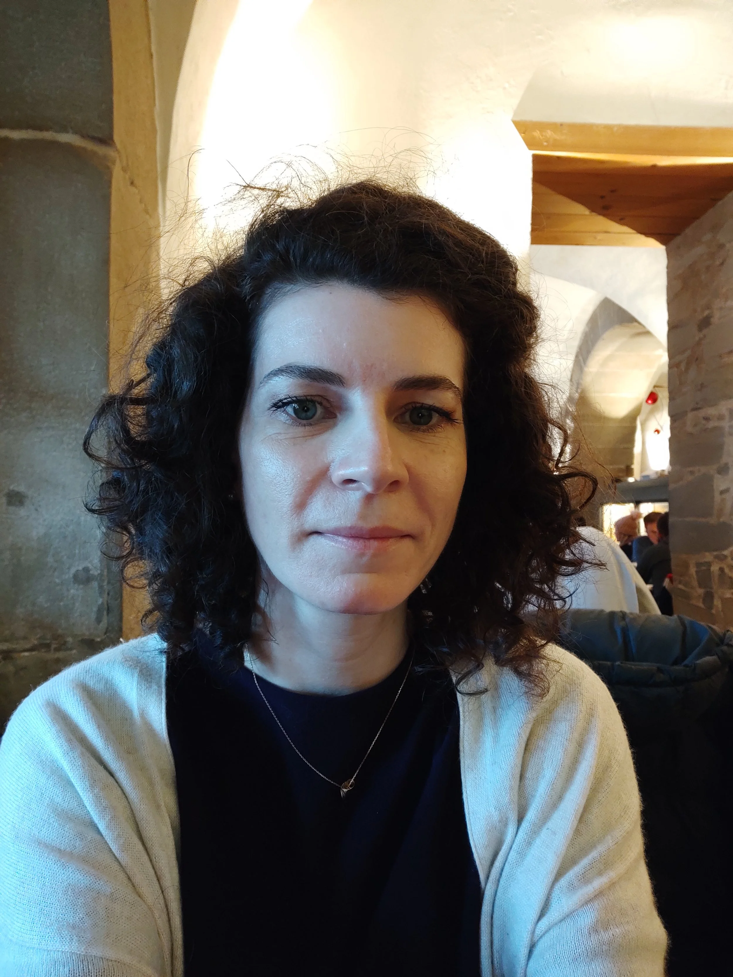 Céline Lambert a un chemin de vie nourri par la résilience et le courage. Suradaptation dès son plus jeune âge, elle a découvert ses neuroatypies et poursuit un chemin de guérison intérieure et d'exploration intérieure.