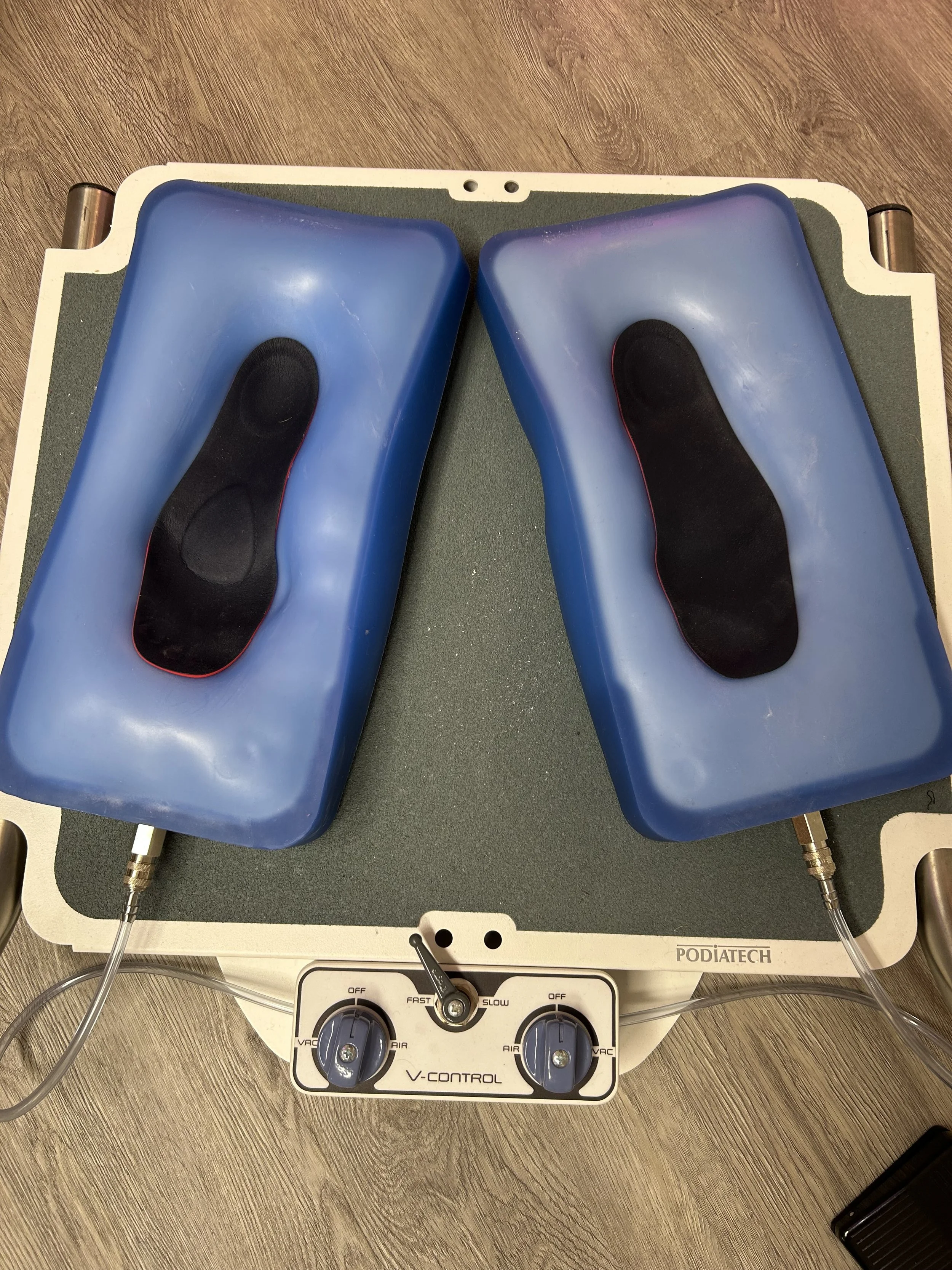 Empreinteur sous vide utilisé pour thermoformage de semelles orthopédiques sur mesure.