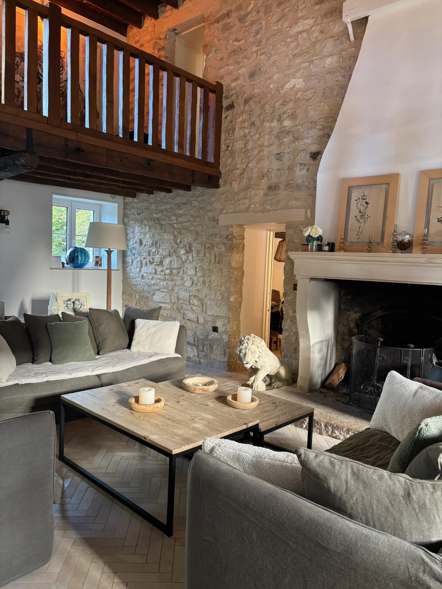Deux tableaux abstraits en noir et blanc avec formes géométriques, encadrés en bois, accrochés sur un mur blanc au-dessus d'une table en bois clair.