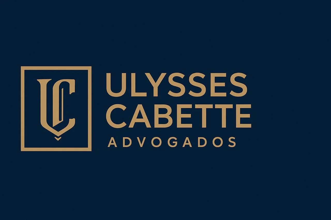 Logotipo de Ulysses Cabette Advogados com fundo azul escuro.