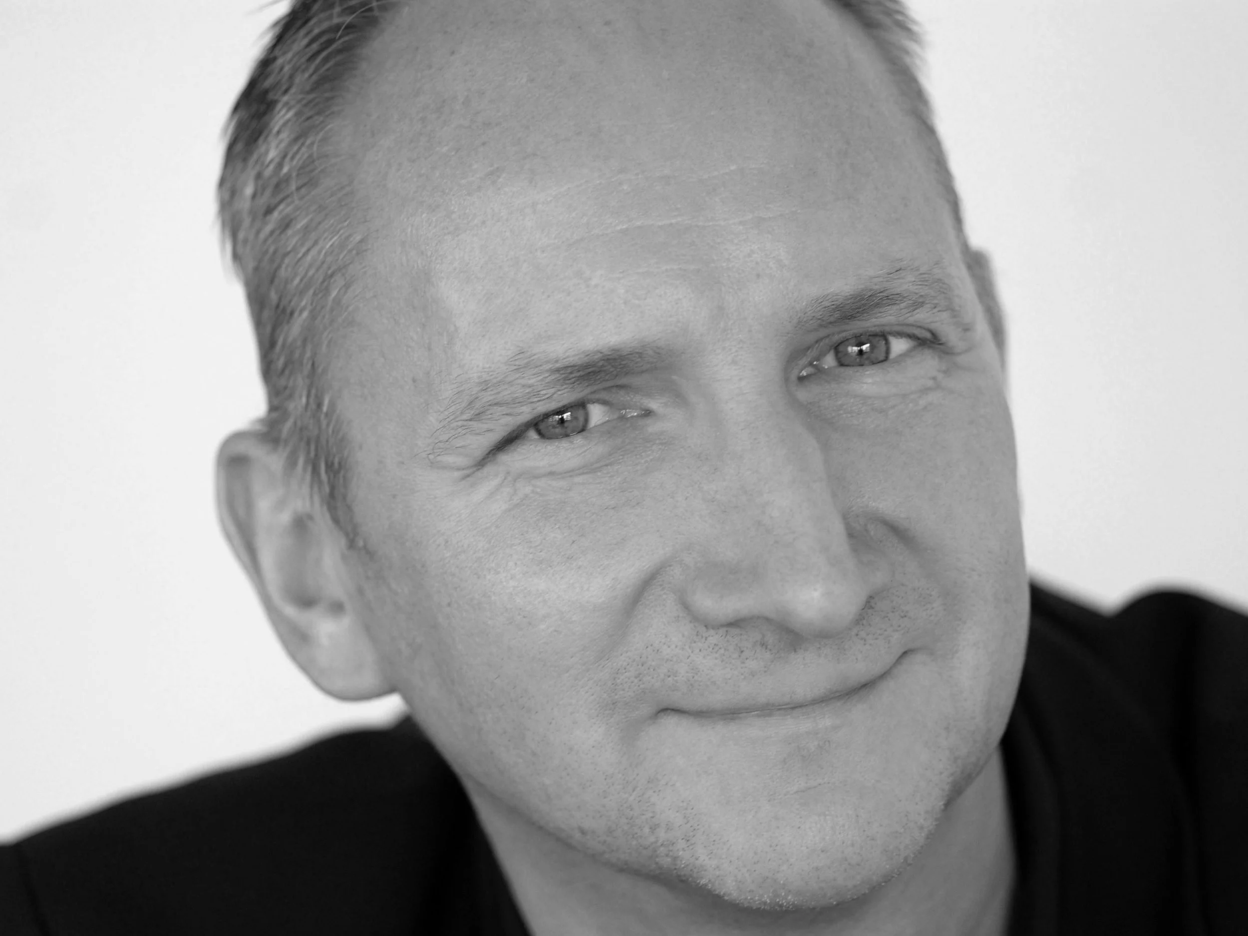 portrait_schwarz.jpg