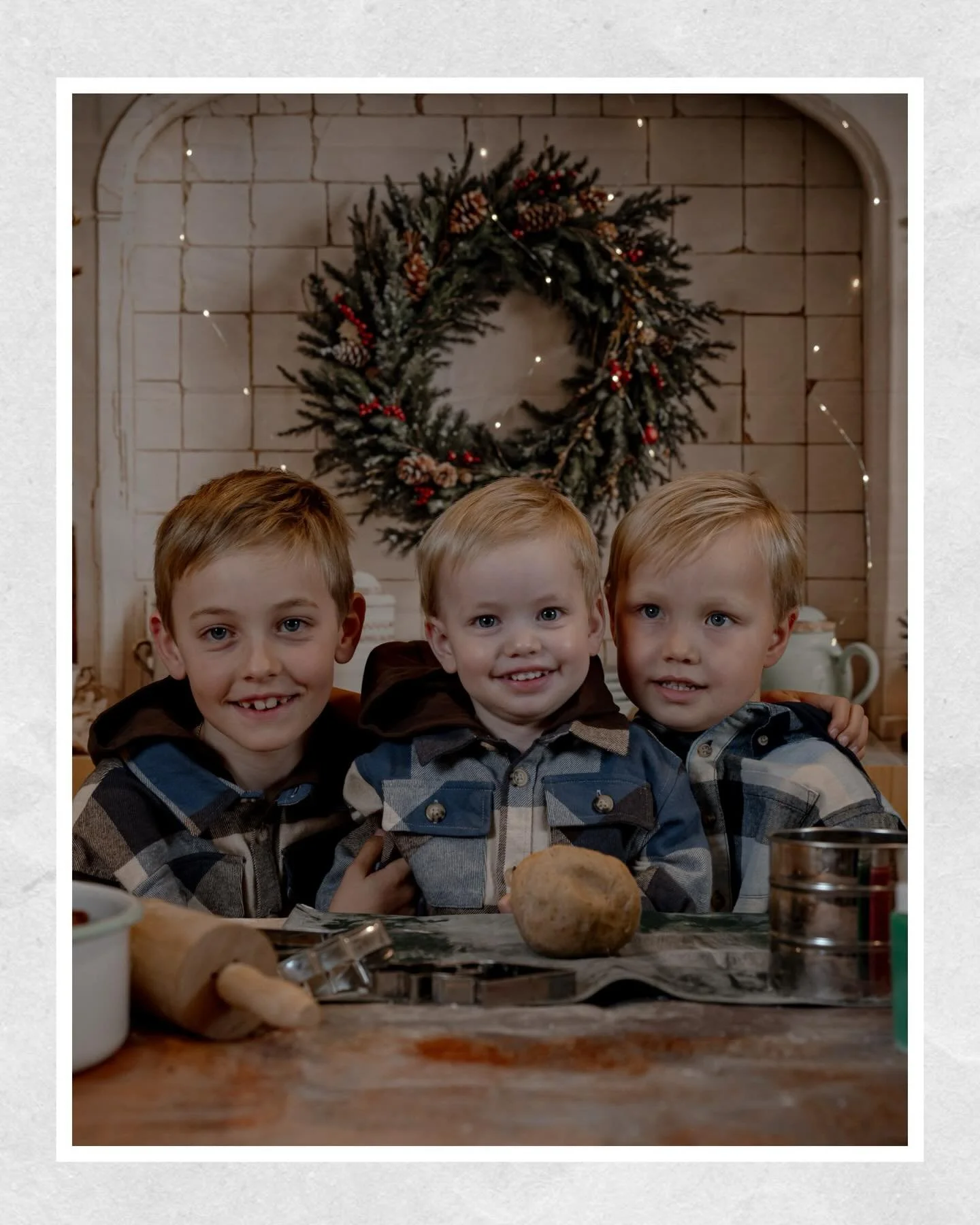 Zwischen Mehlstaub und Kinderlachen entsteht Weihnachtszauber 🎄 
Danke von Herzen f&uuml;r das Vertrauen und das ich diese Bilder zeigen darf ✨

#weihnachtszauber #weihnachtsshooting #familienfotografie #kinderfotografie #weihnachtsmomente