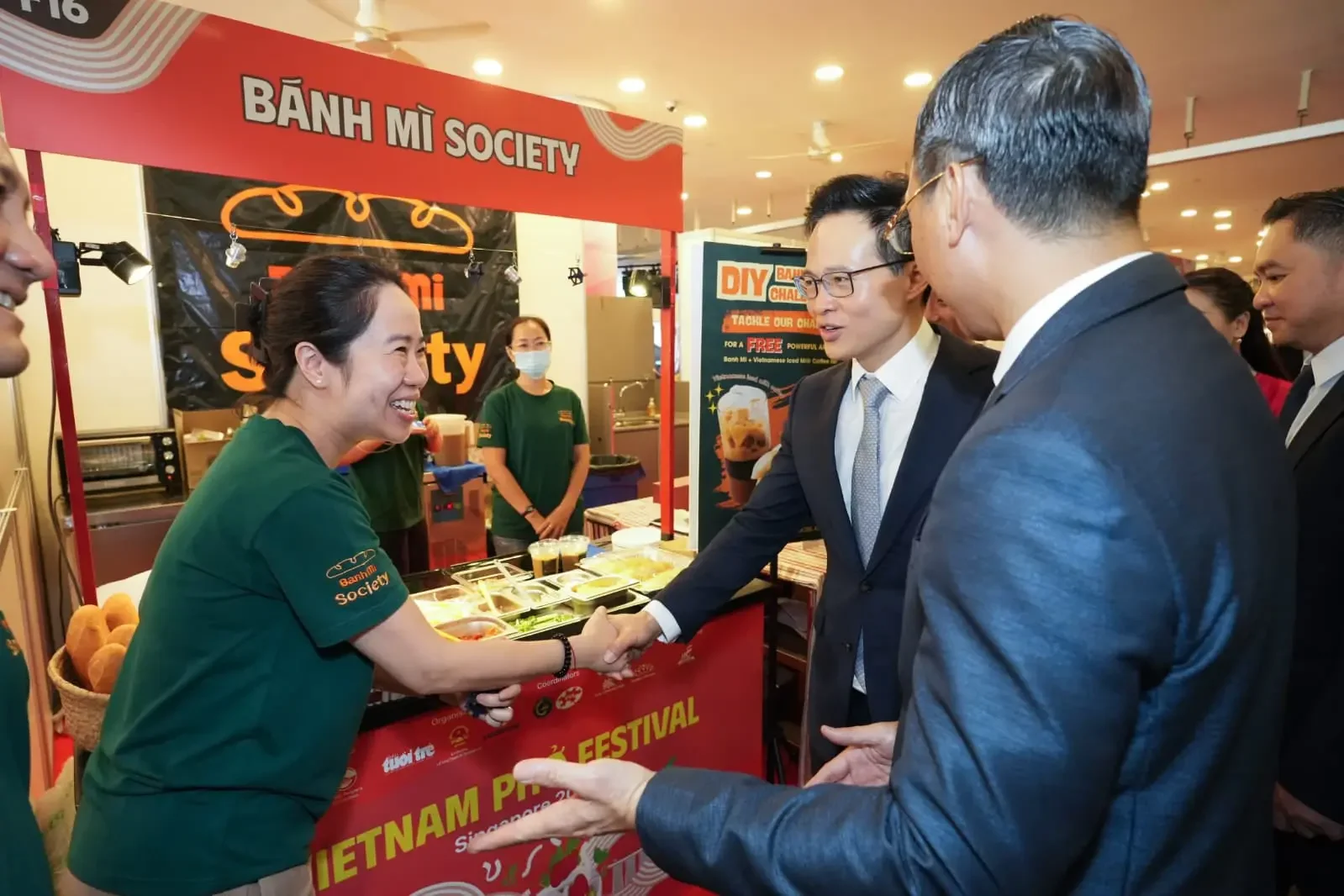 Greeting His Excellency, Vietnam Ambassador to Singapore, Tran Phuoc Anh and His Excellency, Desmond Choo, Singapore's Minister of State for Defence at the Banh Mi Society Pop-up Store at Pho Vietnam Festival 2025