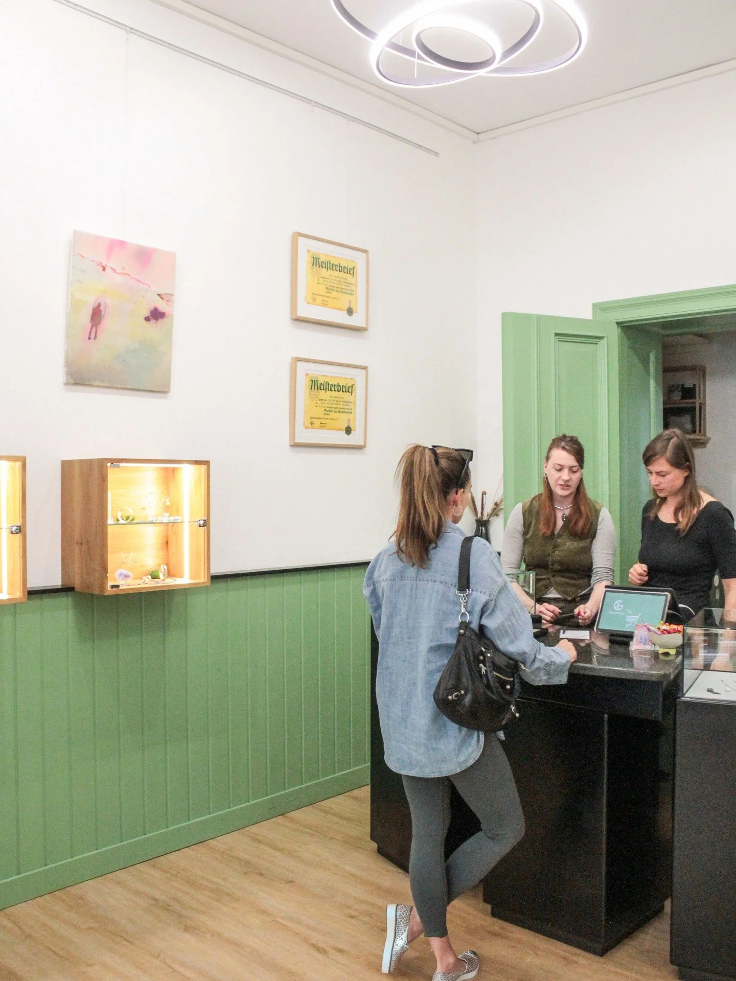 ✨ Ein Termin bei uns war noch nie so einfach! ✨
Da wir sehr besch&auml;ftigt sind, ist es am besten, vorab einen Termin zu vereinbaren, damit wir dir die volle Aufmerksamkeit schenken k&ouml;nnen. 💛
So kannst du deinen Termin buchen:
 ✉ Schreib uns 