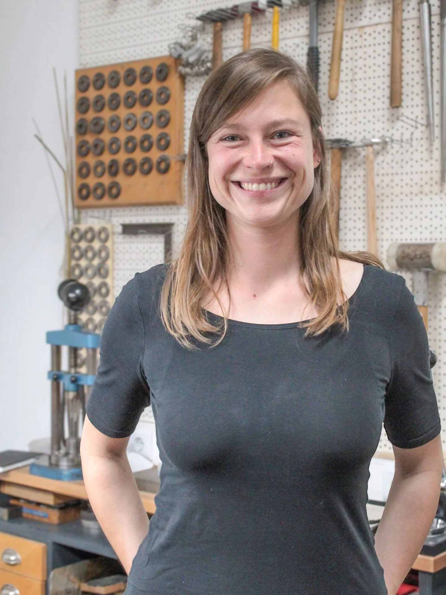 ✨ Ich bin Julia &ndash; Goldschmiedemeisterin und &frac12; von Kollwitzgold ✨

&bdquo;Ich bin begeisterte Handwerkerin. Etwas mit den eigenen H&auml;nden zu erschaffen, bereitet mir wahnsinnig viel Freude. Ob basteln, bauen oder gestalten &ndash; der