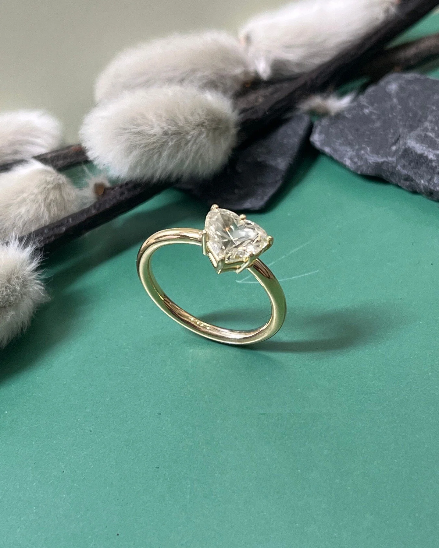 💎 Was denkt ihr &uuml;ber einen herzf&ouml;rmigen Diamanten? Wir finden ihn einfach traumhaft &ndash; die perfekte Idee f&uuml;r einen Verlobungsring! 💛

Hier in 18kt Gold liebevoll gestaltet, ein Schmuckst&uuml;ck voller Emotionen und Pers&ouml;nl