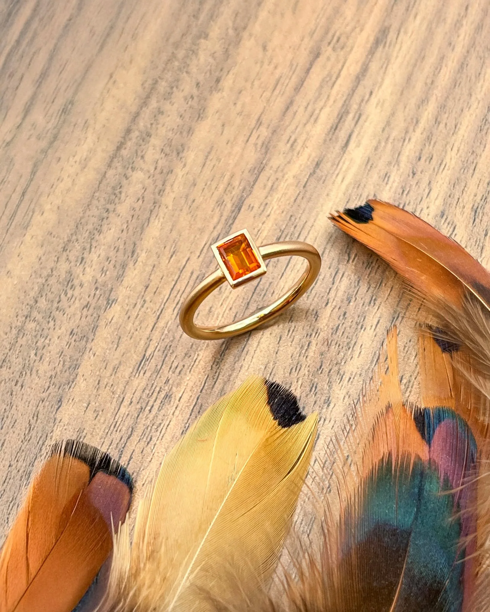 ✨ Ein orangener Edelstein wirkt unglaublich elegant &ndash; besonders in Kombination mit einem schlichten Gelbgold-Ring. 💛
Minimalistisch, aber voller Charme &ndash; ein Schmuckst&uuml;ck, das ins Auge f&auml;llt!
📍 W&ouml;rther Str. 17/18, 10405 B