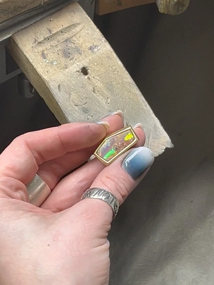Vom Kundenring zum zeitlosen Opal-Anh&auml;nger ✨
Aus einem Ring aus 750er Gelbgold mit einem beeindruckenden Boulder-Opal und seinem einzigartigen Farbspiel ist ein neues Lieblingsst&uuml;ck entstanden.

In unserer kleinen Serie zum Opal-Anh&auml;ng