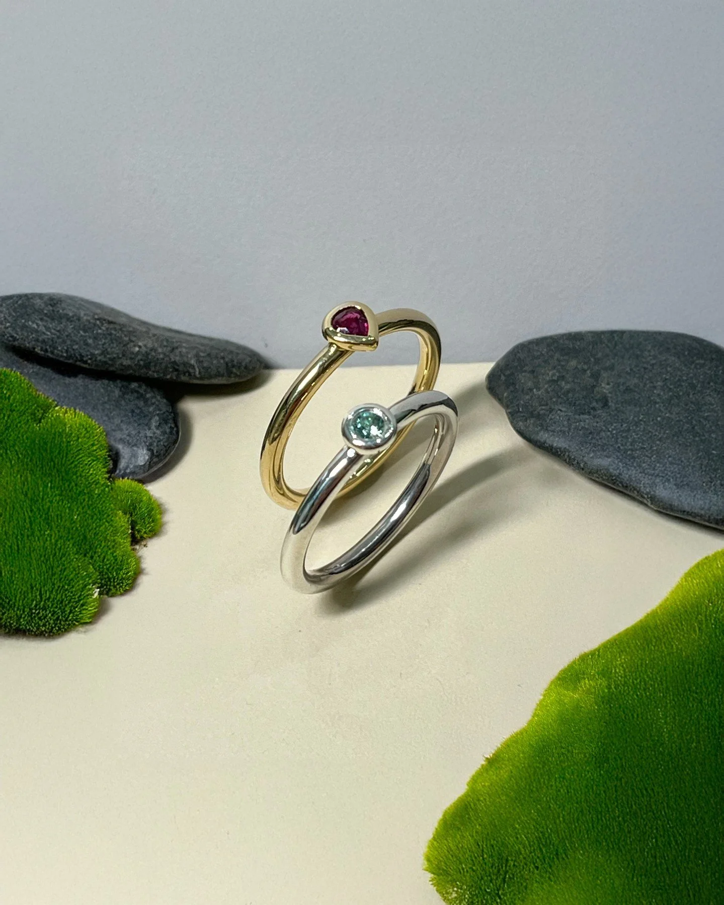 Vor der Frage aller Fragen kommt eine andere entscheidende Frage:
Welche Ringfarbe passt eigentlich an den Finger?
Wir arbeiten mit Gold, Platin und Silber ausschlie&szlig;lich aus recycelten, hochwertig aufbereiteten Edelmetallen.
Hier seht ihr zwei