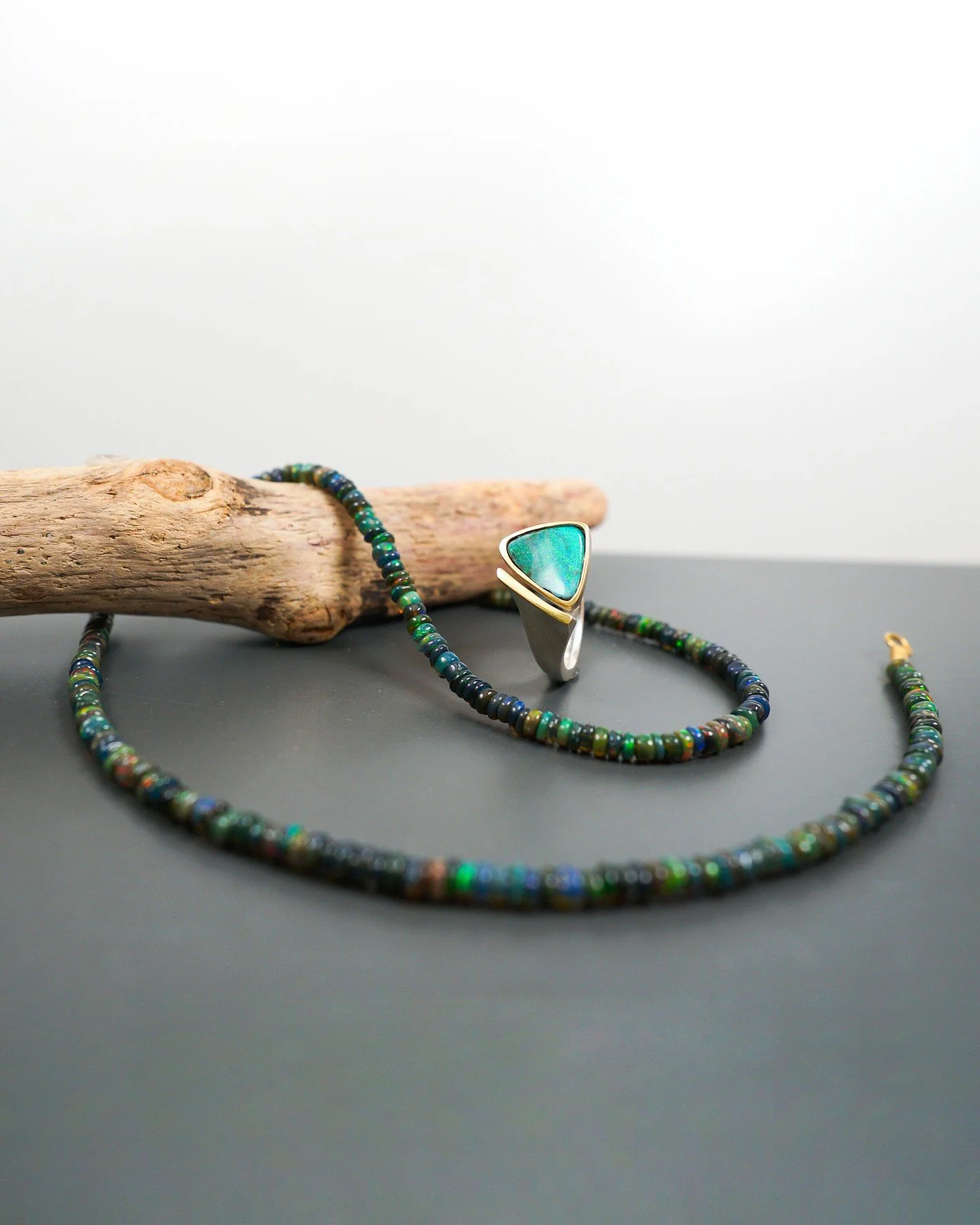 ✨ Ob als Kette oder im Ring: Opale sind mit ihrem faszinierenden Farbspiel immer ein echter Hingucker. ✨
Je nach Blickwinkel schimmern sie in immer neuen Farben und machen jedes Schmuckst&uuml;ck zu etwas ganz Besonderem.
Ein Stein, der nie gleich au