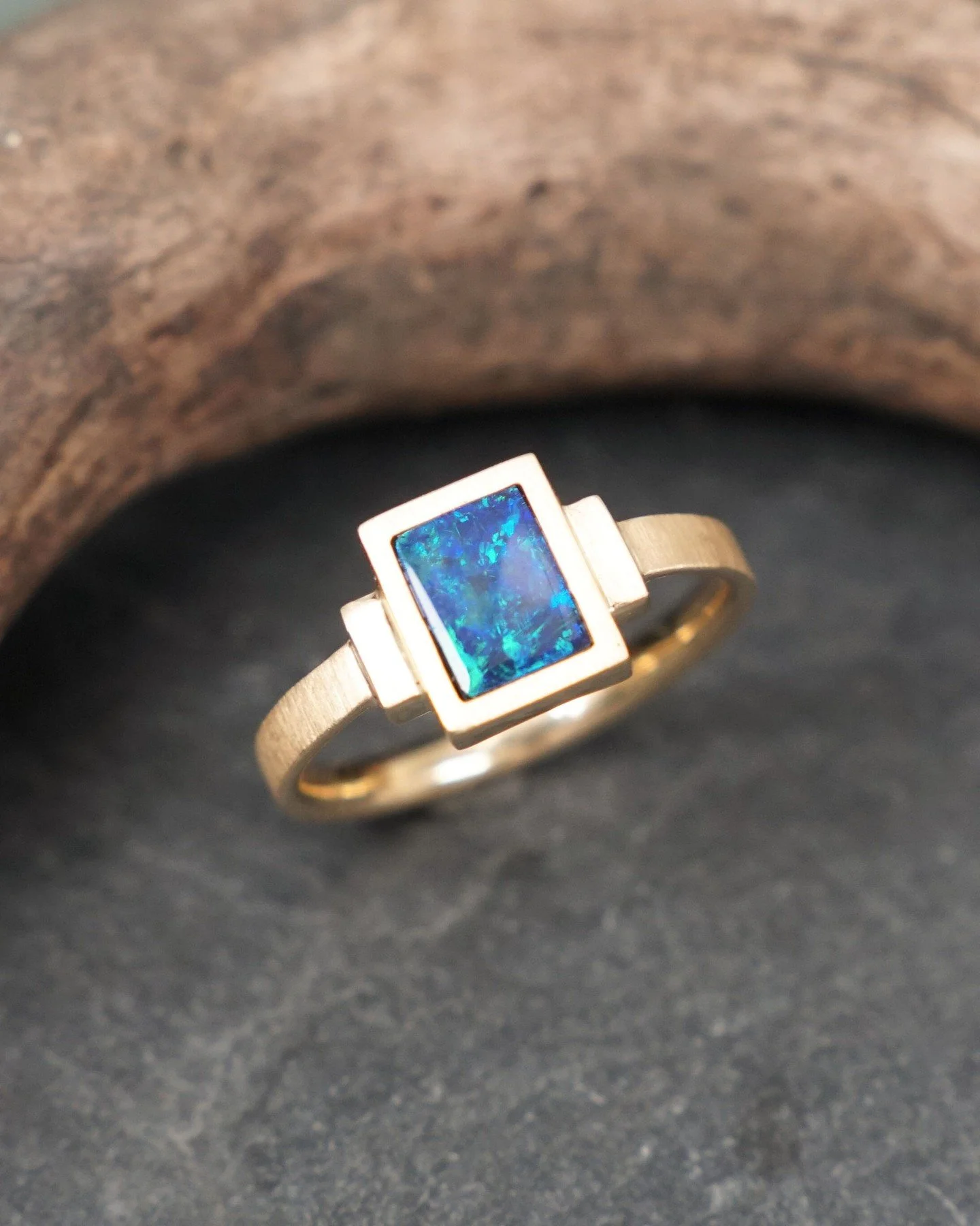 ✨ Opale &ndash; kleine Wunder der Natur ✨ 
Ohne es zu wissen, kam dieser junge Kunde nach seinem Australienurlaub mit gleich zwei Anliegen zu uns. Zuerst sollten wir die Silberohrringe seiner Freundin vergolden. Daf&uuml;r mussten die Opale nat&uuml;