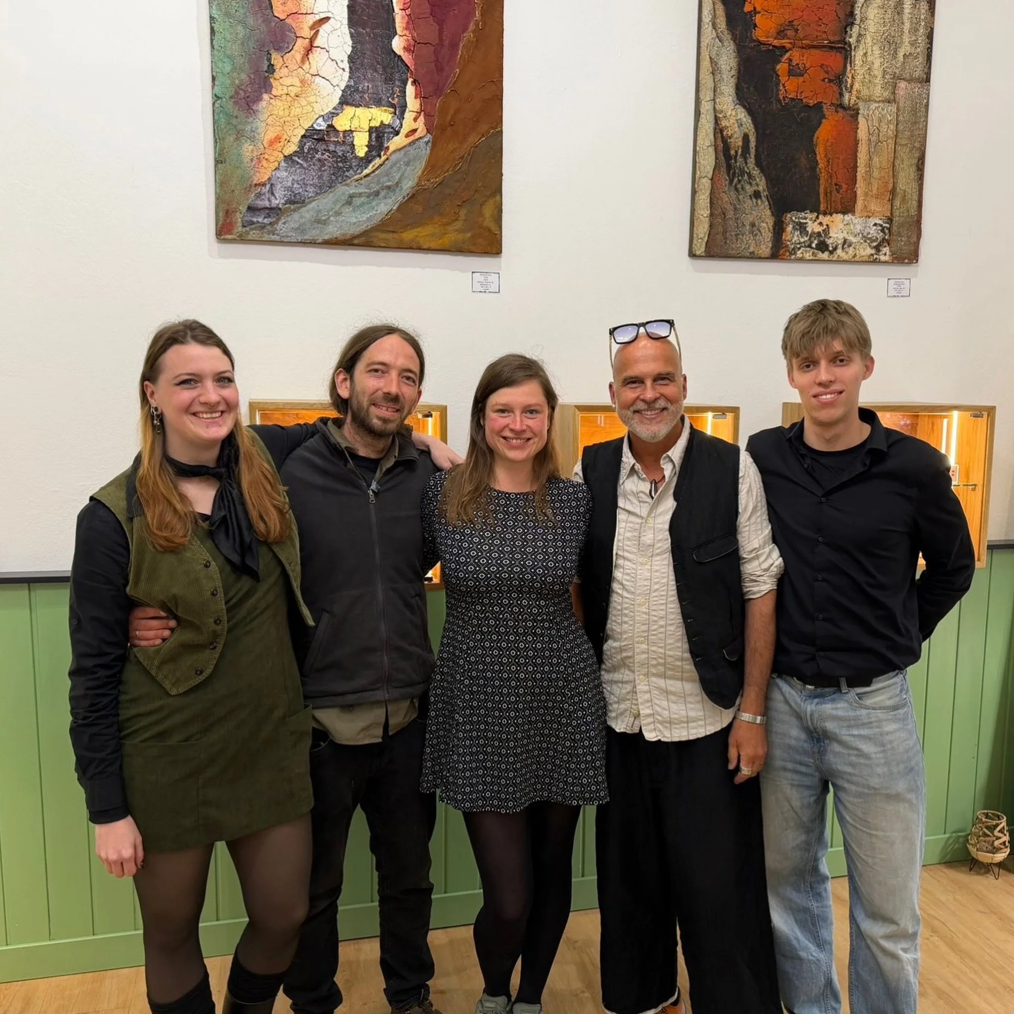 Liebe Opal‑Liebhaber und Schmuck‑Enthusiasten,
wir bedanken uns herzlich f&uuml;r eure Besuche an unseren Ausstellungstagen. Leider sind diese schon wieder vorbei, aber wir freuen uns jetzt schon riesig darauf, euch im neuen Jahr unsere neuen Opal‑Kr