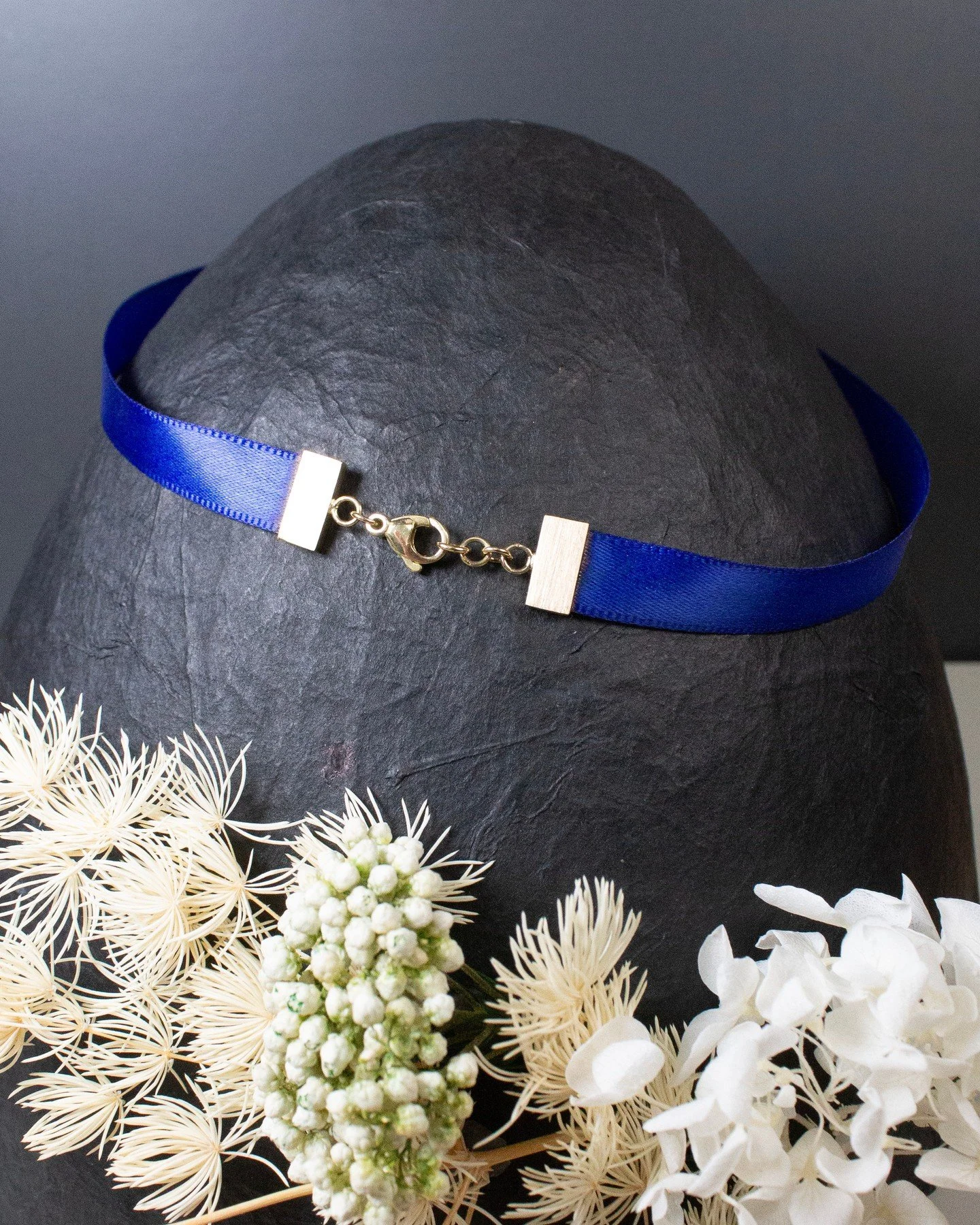 Wenn Erinnerungen zu Schmuck werden!
Manchmal sind es die kleinsten Dinge, die die gr&ouml;&szlig;ten Geschichten erz&auml;hlen. Ein einfaches blaues Geschenkband wurde f&uuml;r unsere Kundin zu einem besonderen Symbol ihrer Liebesgeschichte. Warum g