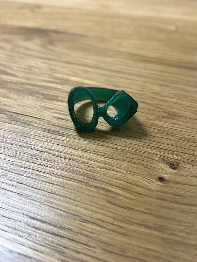 Wachsmodelle in der Schmuckherstellung

Hier seht ihr ein paar Wachsmodelle. 
"Aber warum sind sie nicht gleich aus Gold? 😩"

Oft fertigen wir Wachsmodelle an, wenn die genaue Form oder auch die gew&uuml;nschte Legierung noch nicht final f