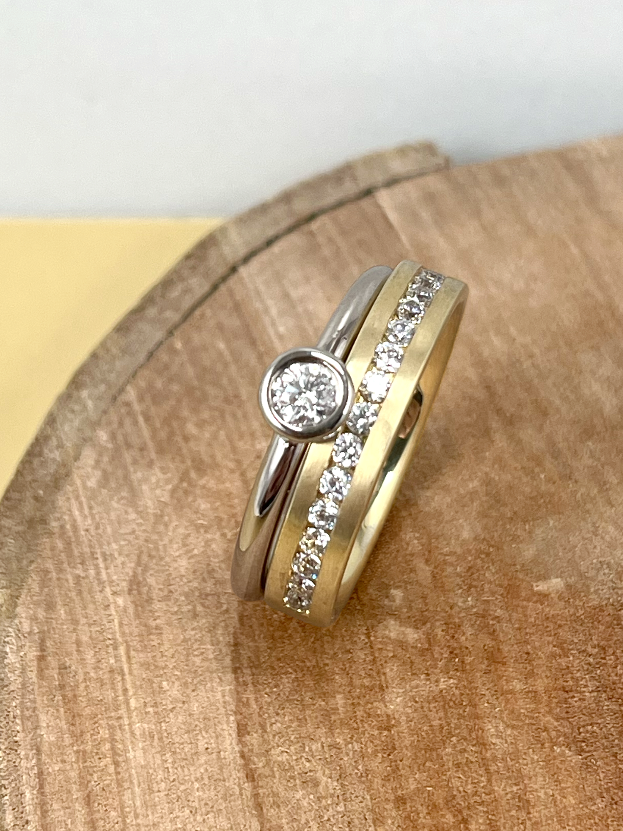 Eheringe_gelbgold_weissgold_minimal_channel_diamanten_1.png